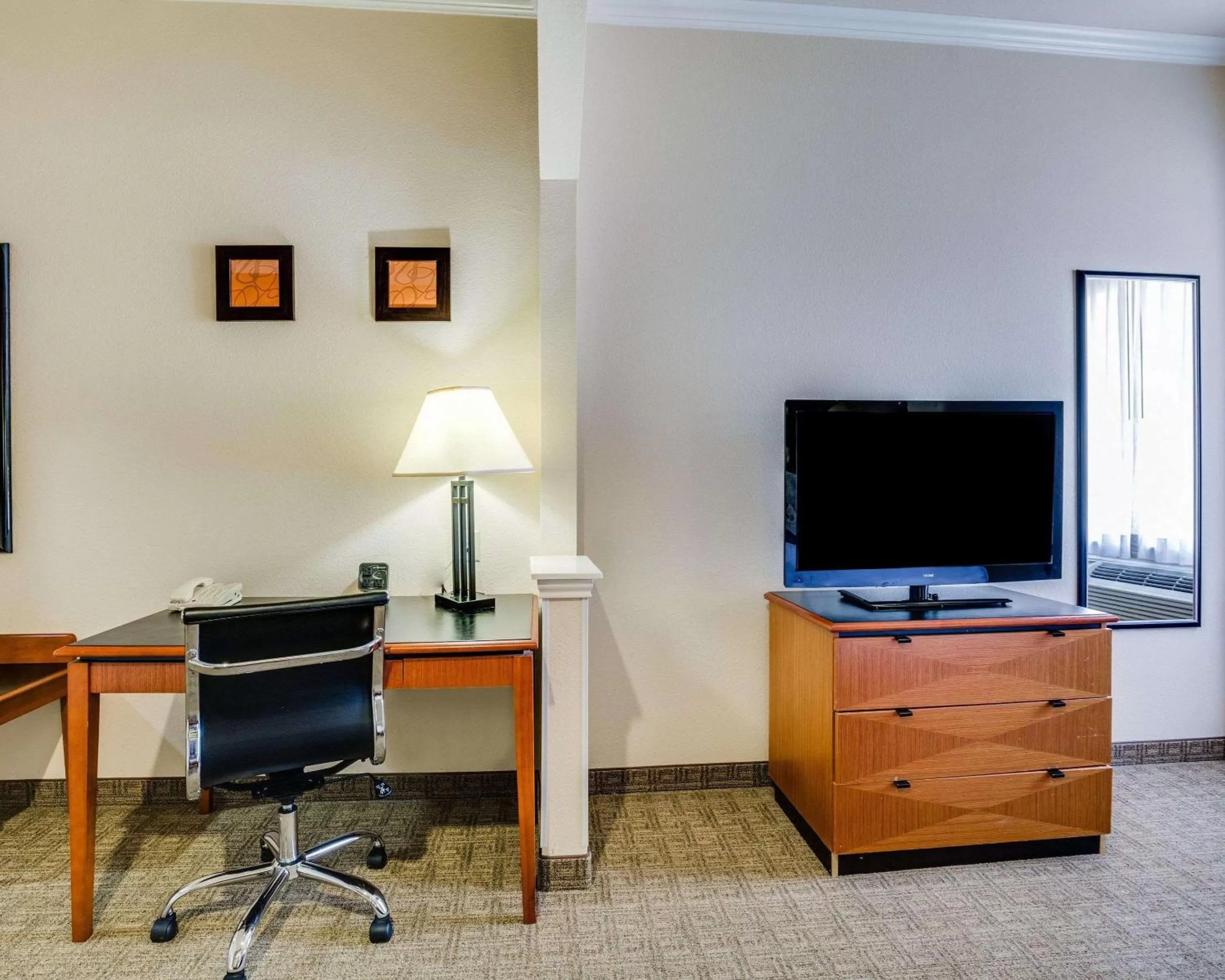 Photo of the whole room, TV/Entertainment Center in Comfort Suites Deer Park Pasadena