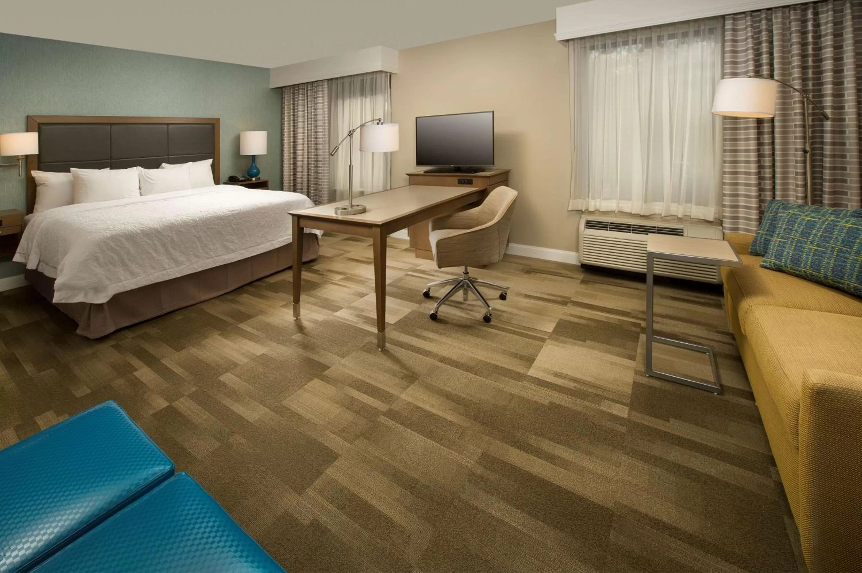 Bed in Hampton Inn & Suites Syracuse/Carrier Circle