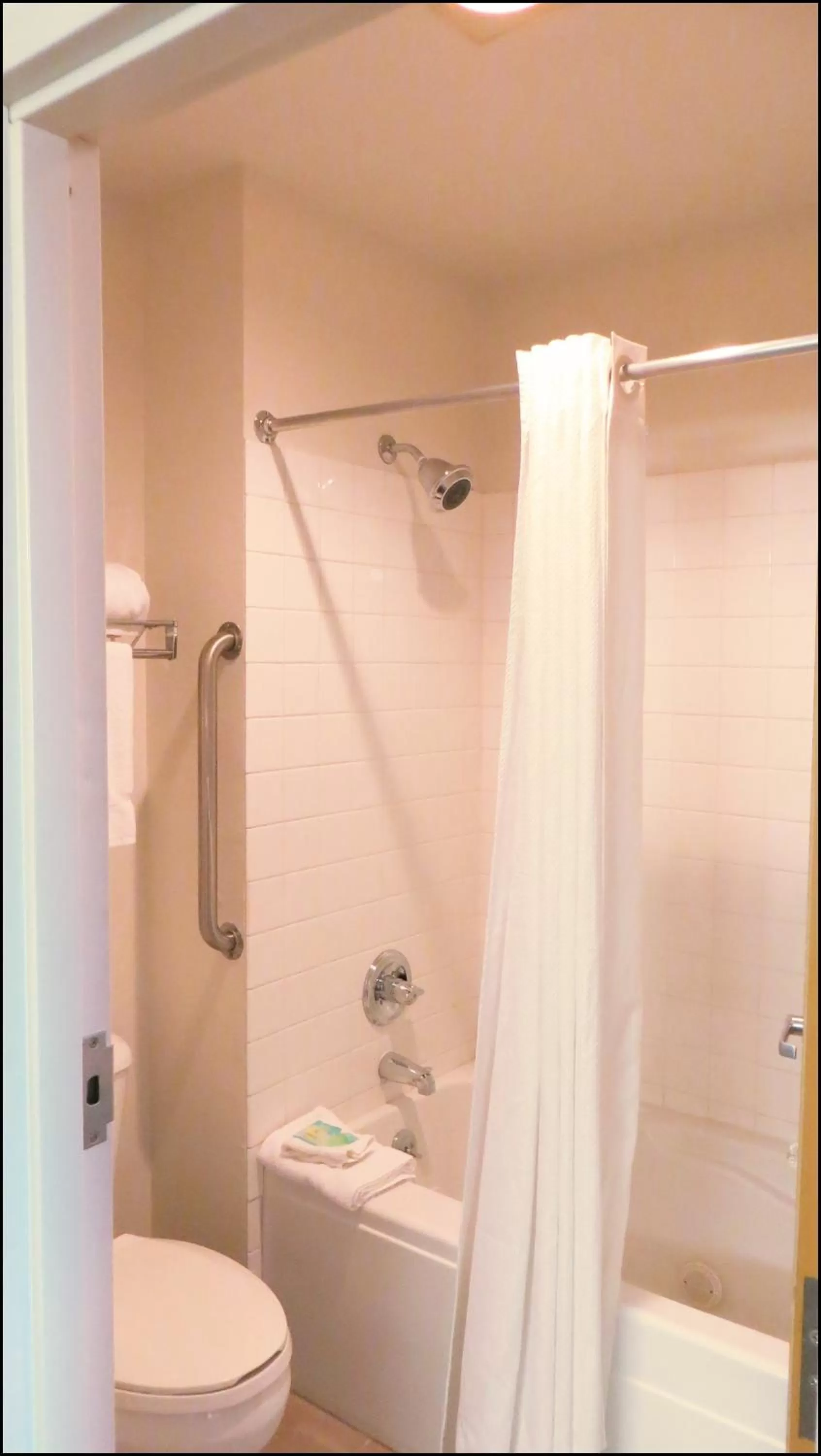 Bathroom in Peppermill Empress Inn