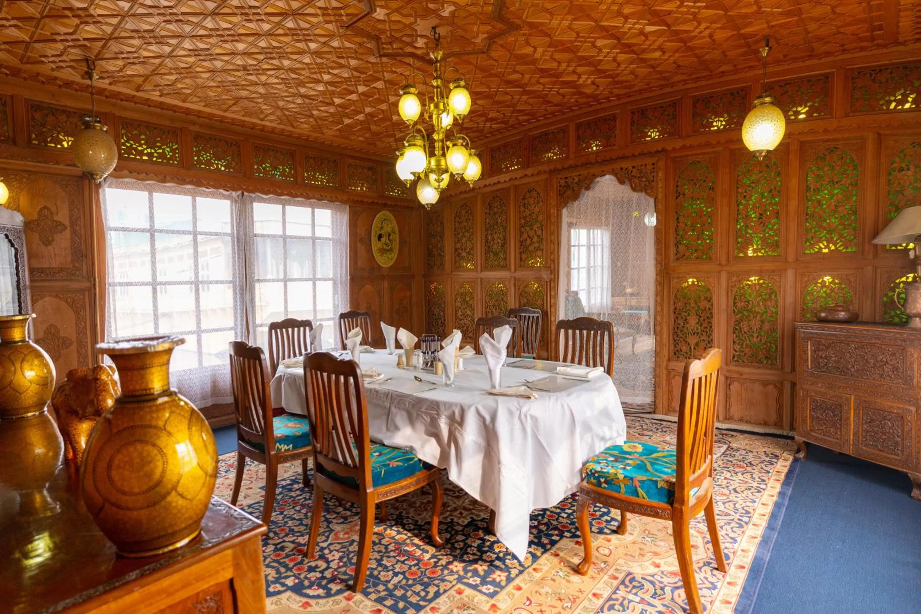 Dining area in Wangnoo Heritage Houseboats