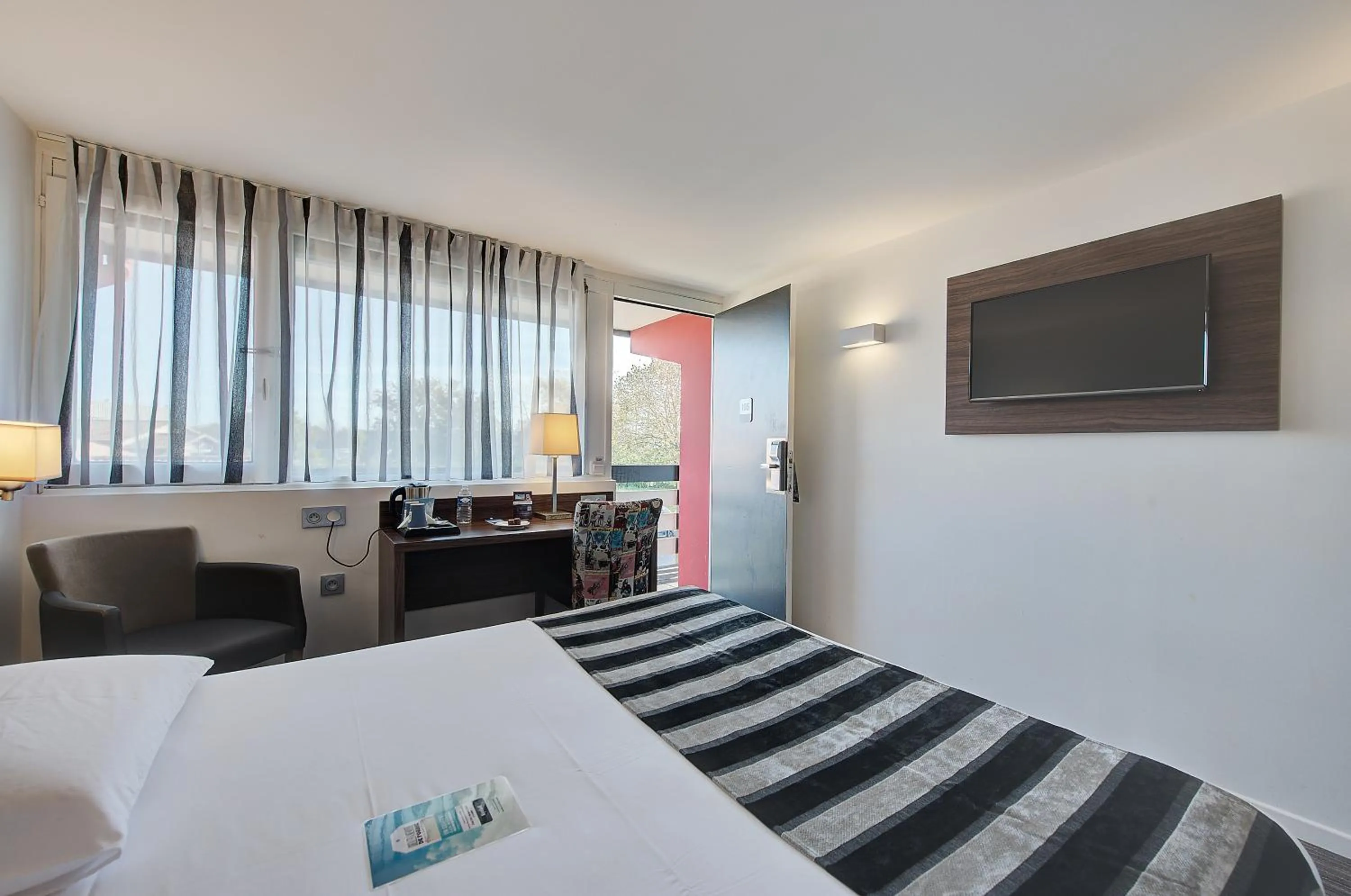 Photo of the whole room, Bed in Kyriad Bordeaux - Merignac Aéroport