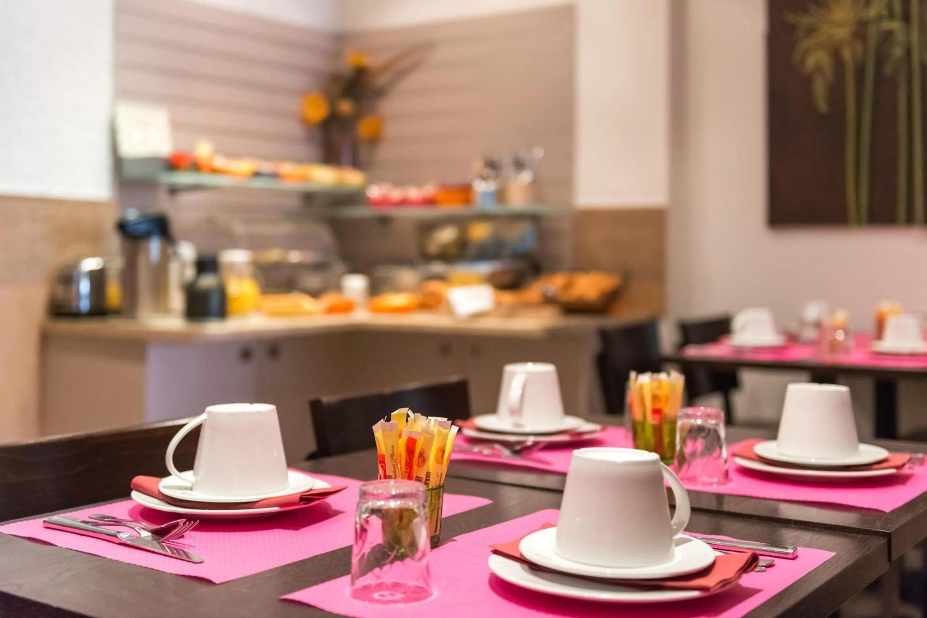 Restaurant/places to eat in Hotel Le 21