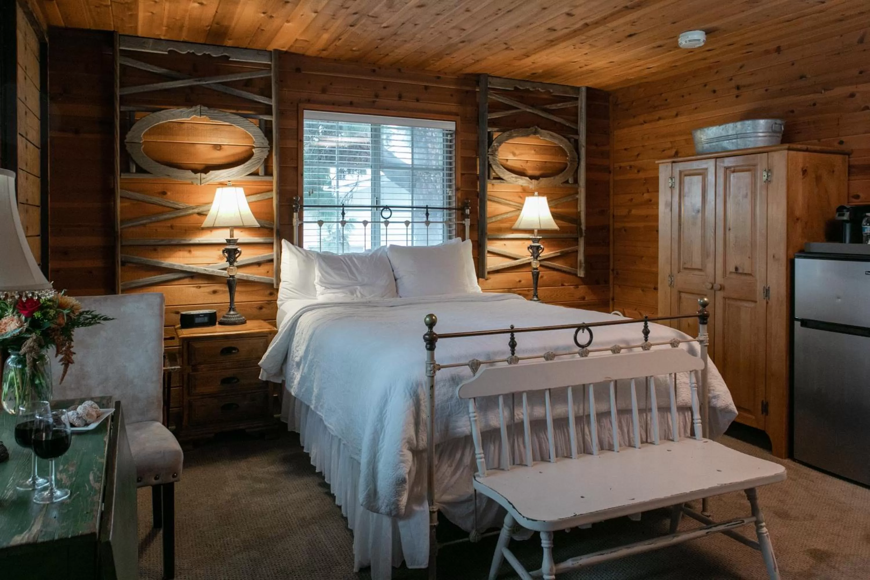 Bedroom, Bed in J Patrick Inn