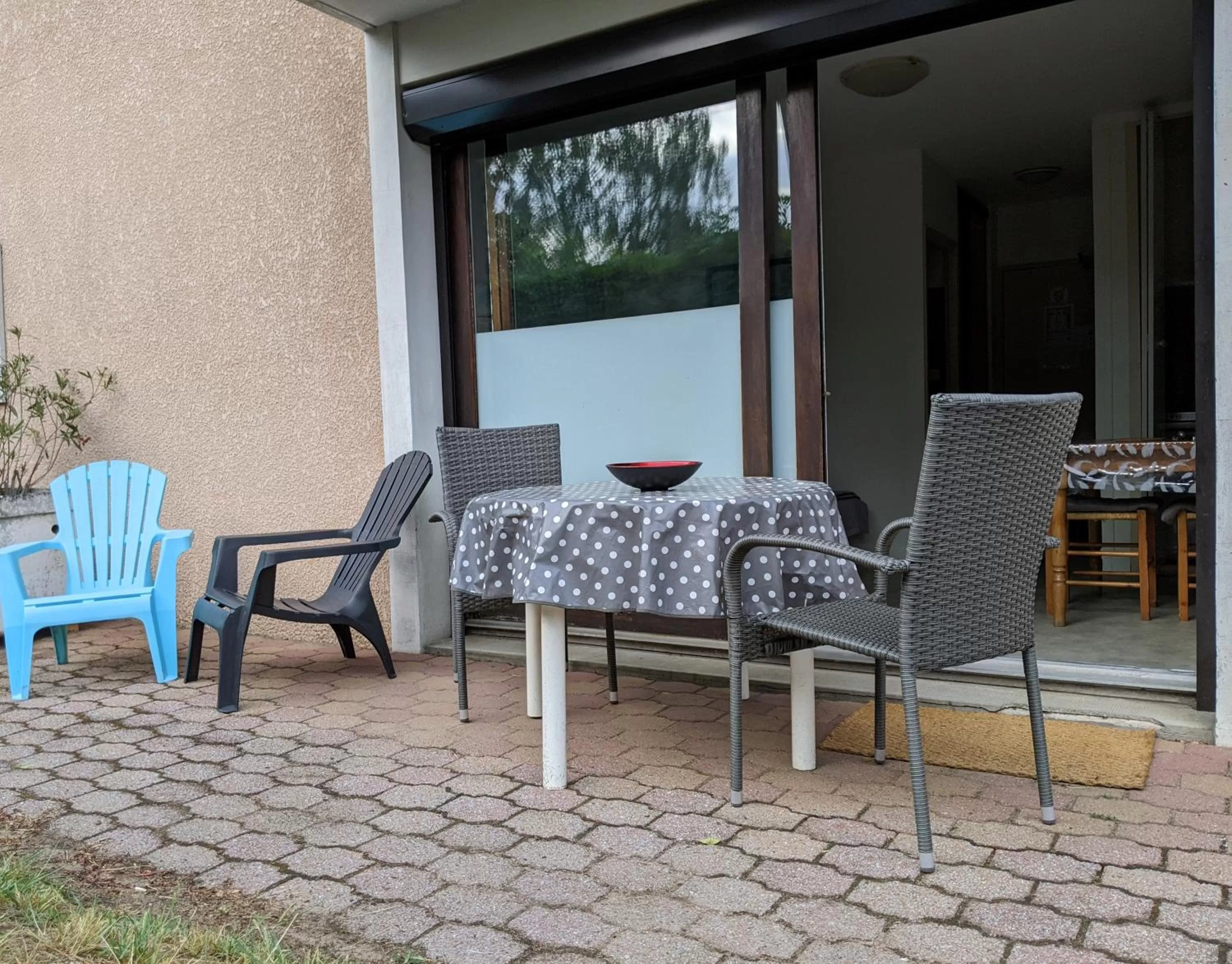 Patio in Hôtel Studios Les Acacias