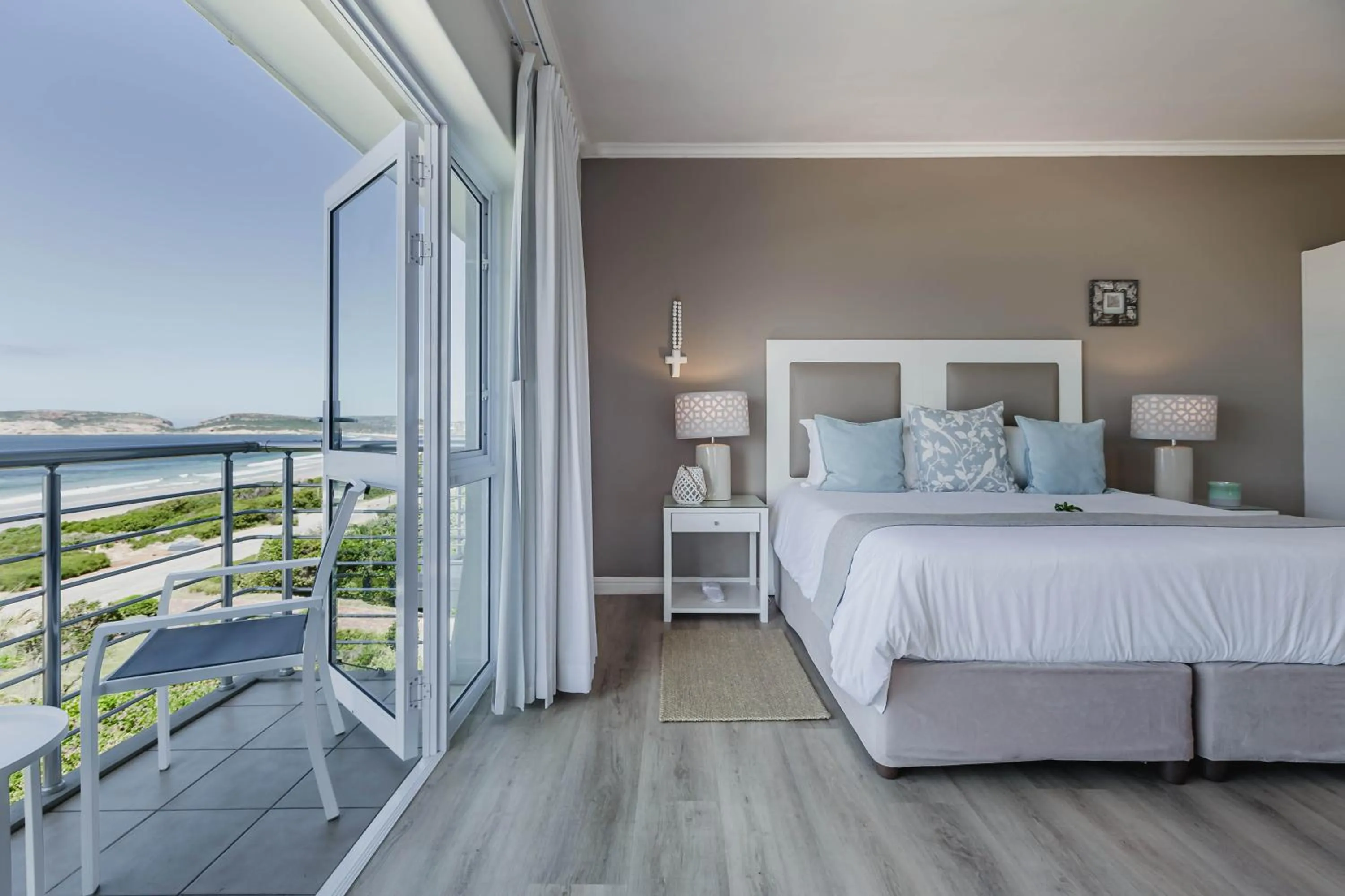 Bed in The Robberg Beach Lodge - Lion Roars Hotels & Lodges