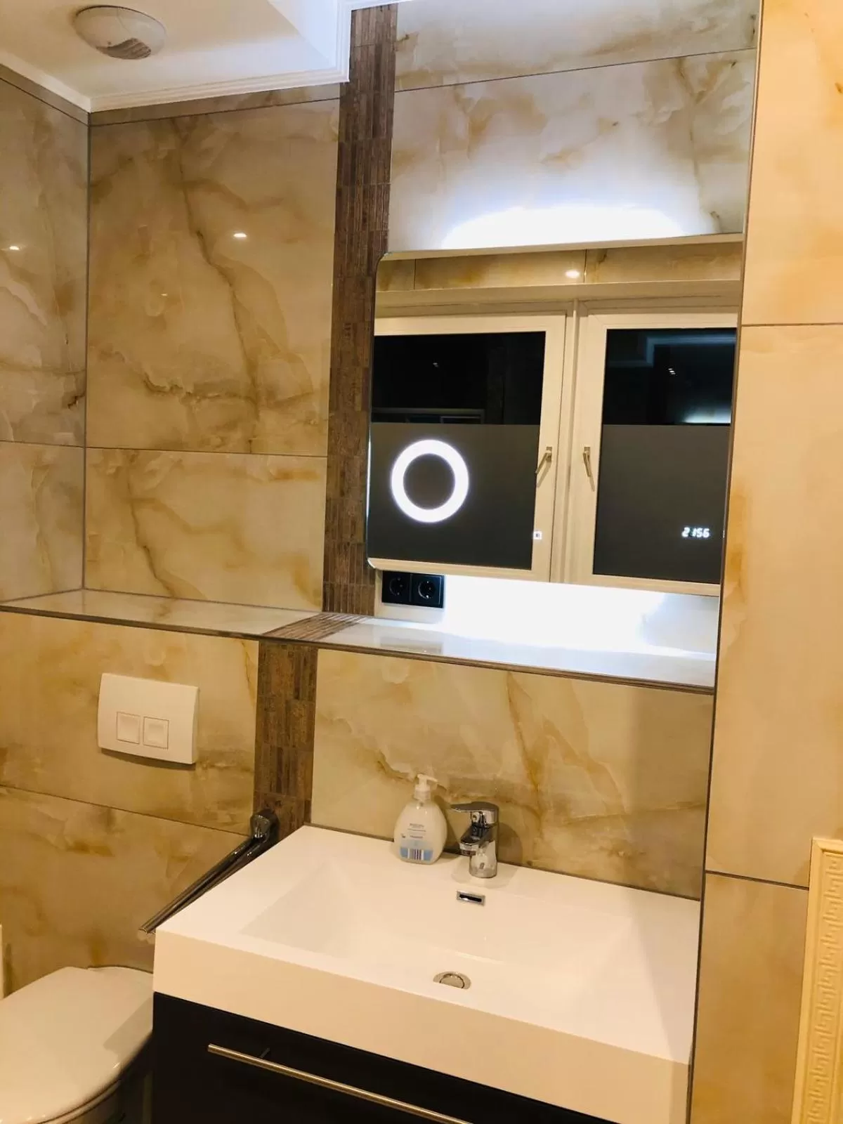 Bathroom in Elbgalerie Hotel