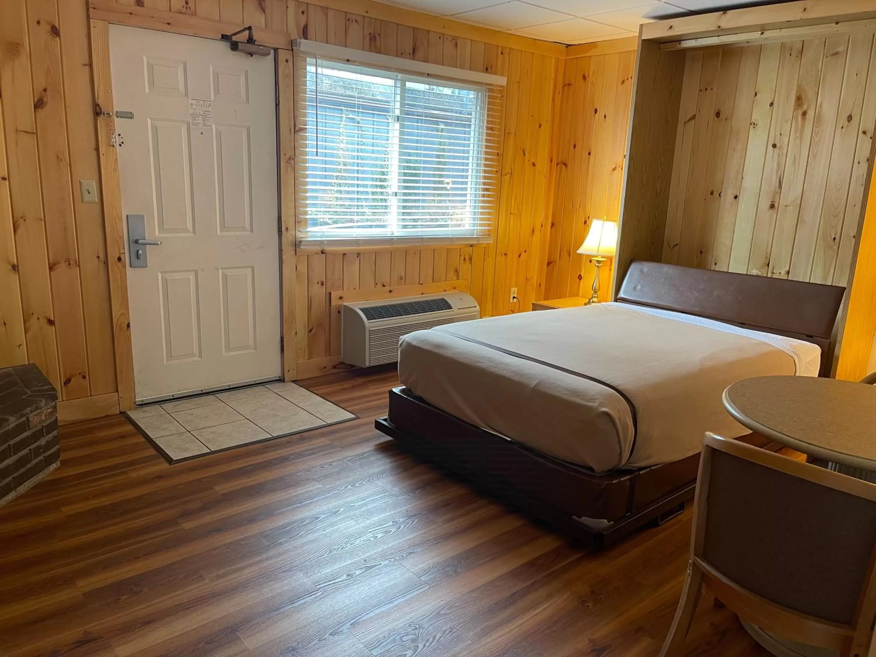 Bed in Zoders Inn and Suites