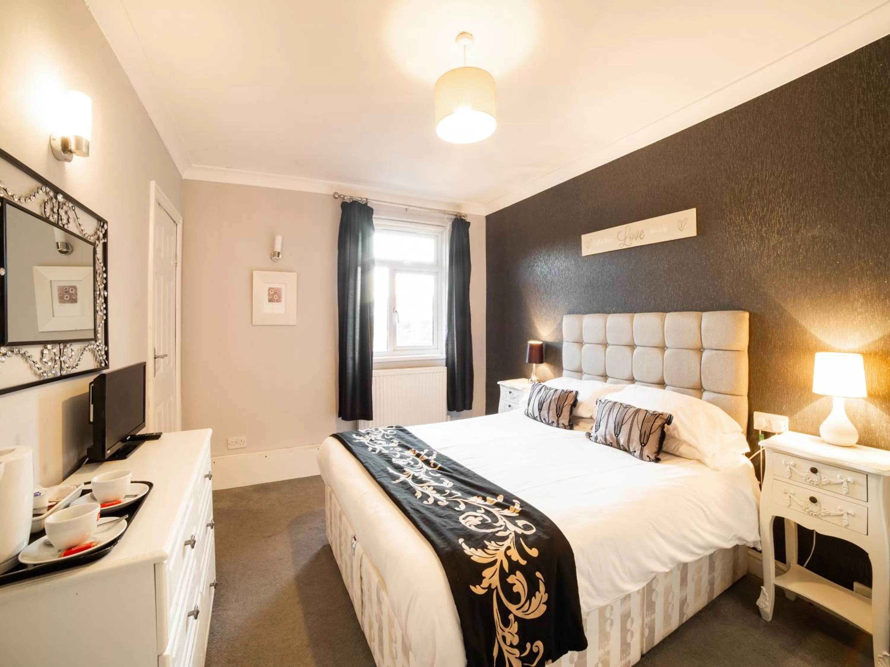 Photo of the whole room in The Traxx Hotel