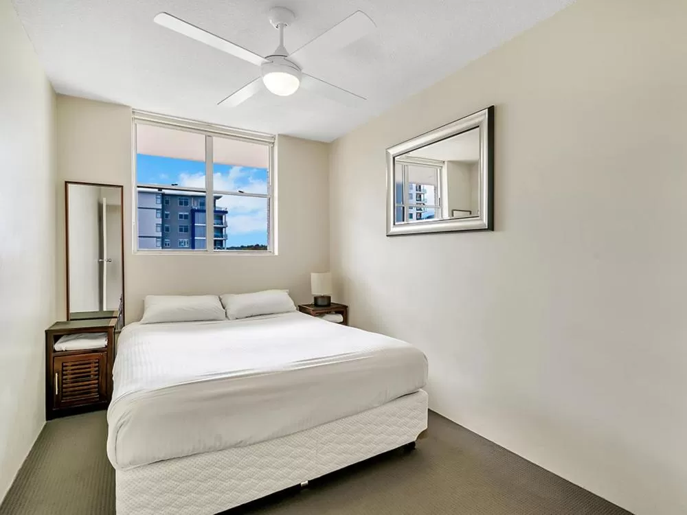 Bed in Tradewinds Apartments