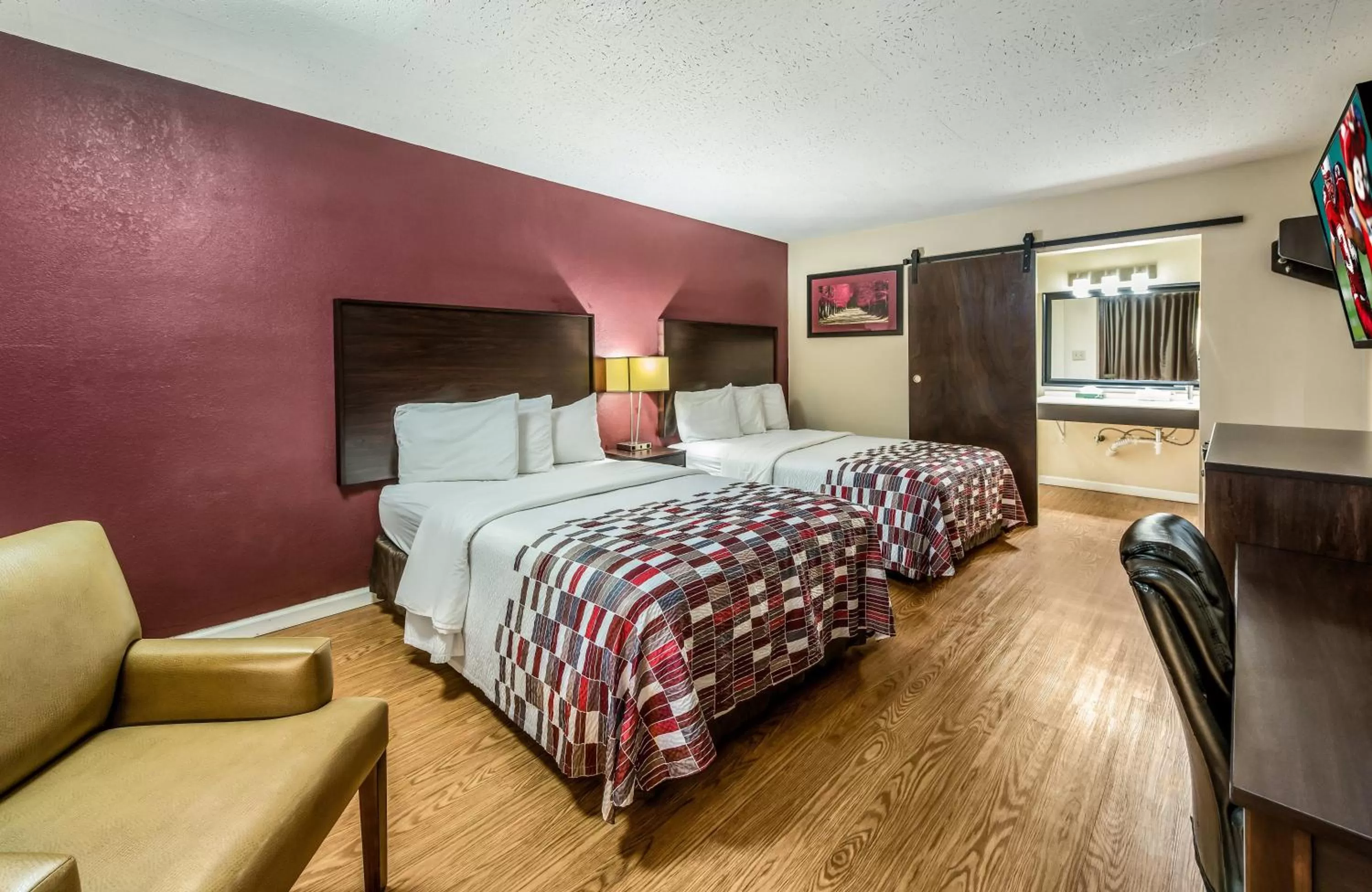Photo of the whole room, Bed in Red Roof Inn & Suites Wapakoneta