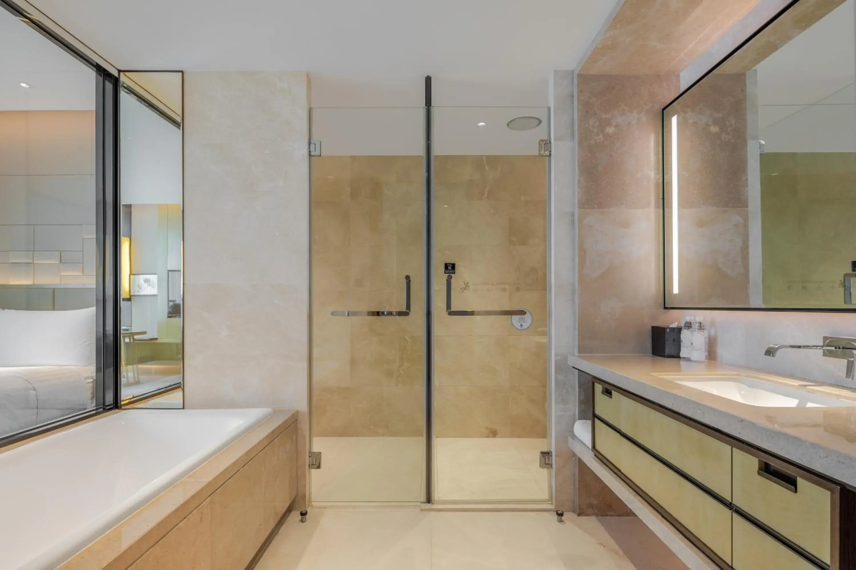 Deluxe king bed room in Chengdu Marriott Hotel Financial Centre Deluxe king bed room in Chengdu Marriott Hotel Financial Centre