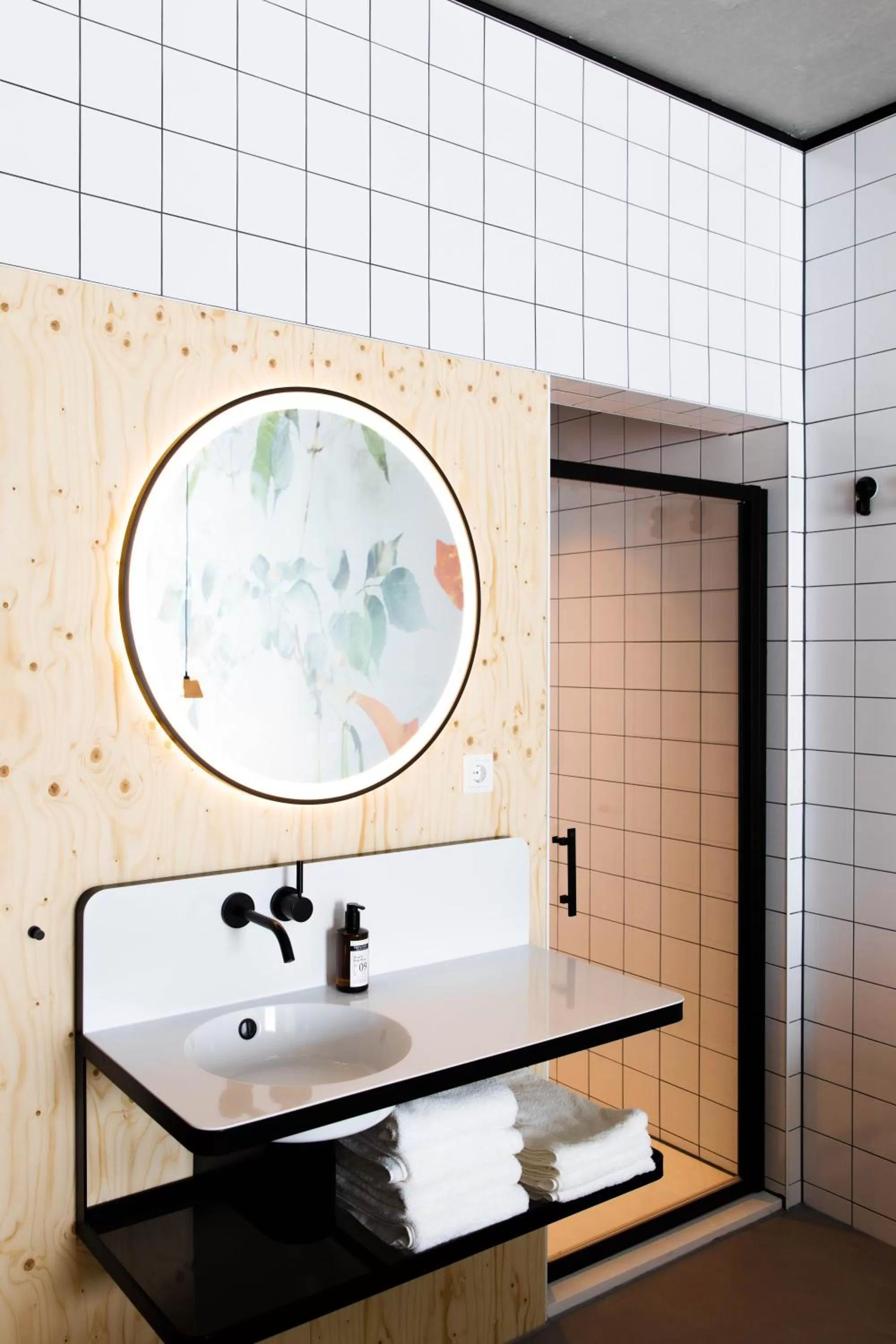 Bathroom in the urban hotel Moloko - rooms only - unmanned - digital key by email