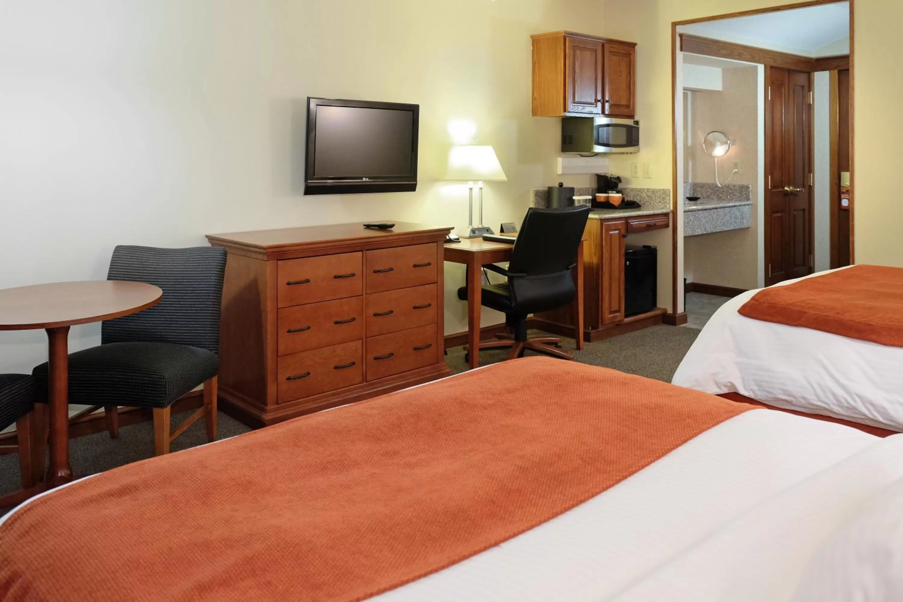 Standard Queen Room in The Inn at Ohio Northern University