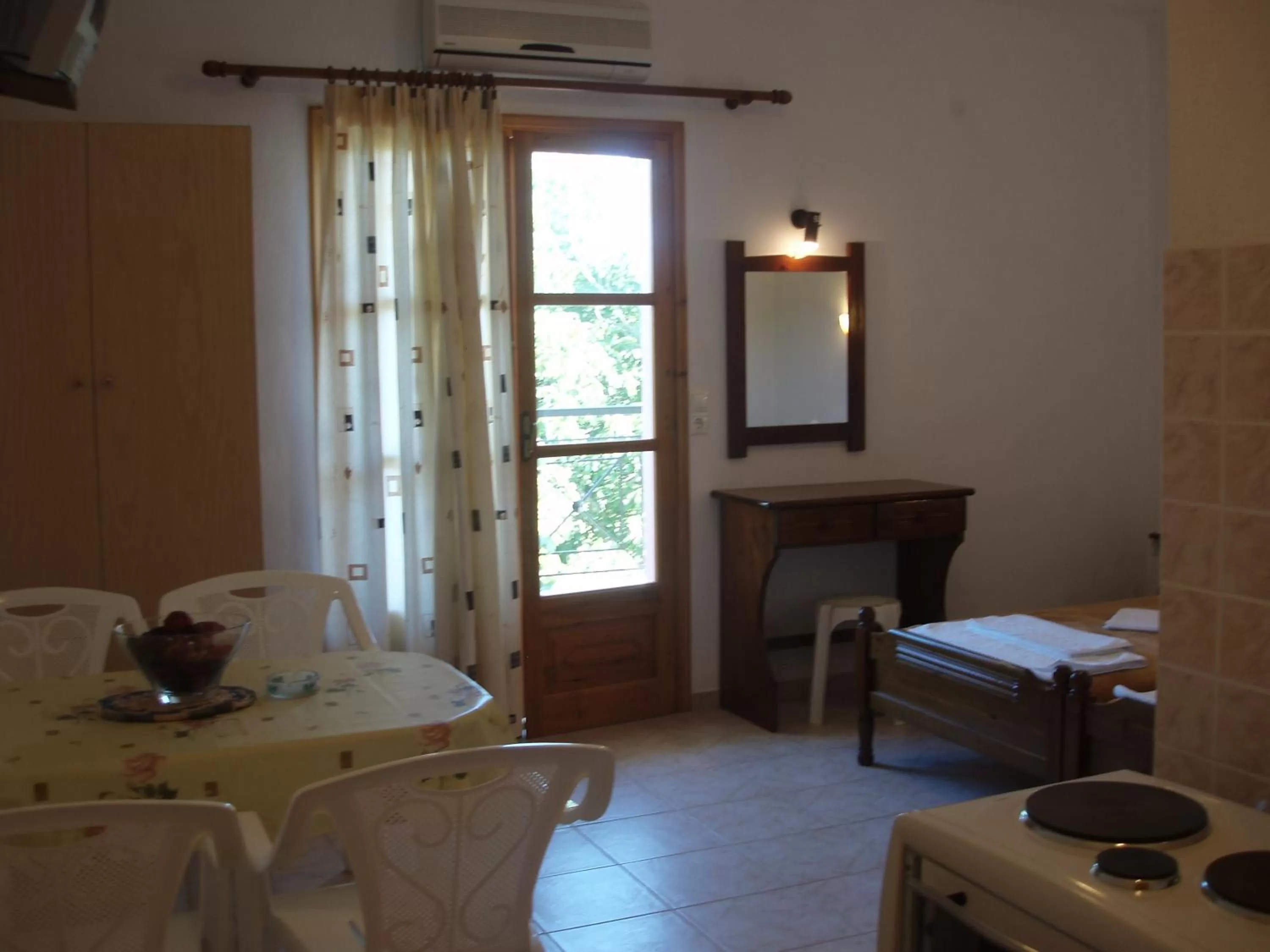 Photo of the whole room in skiathos studios HL