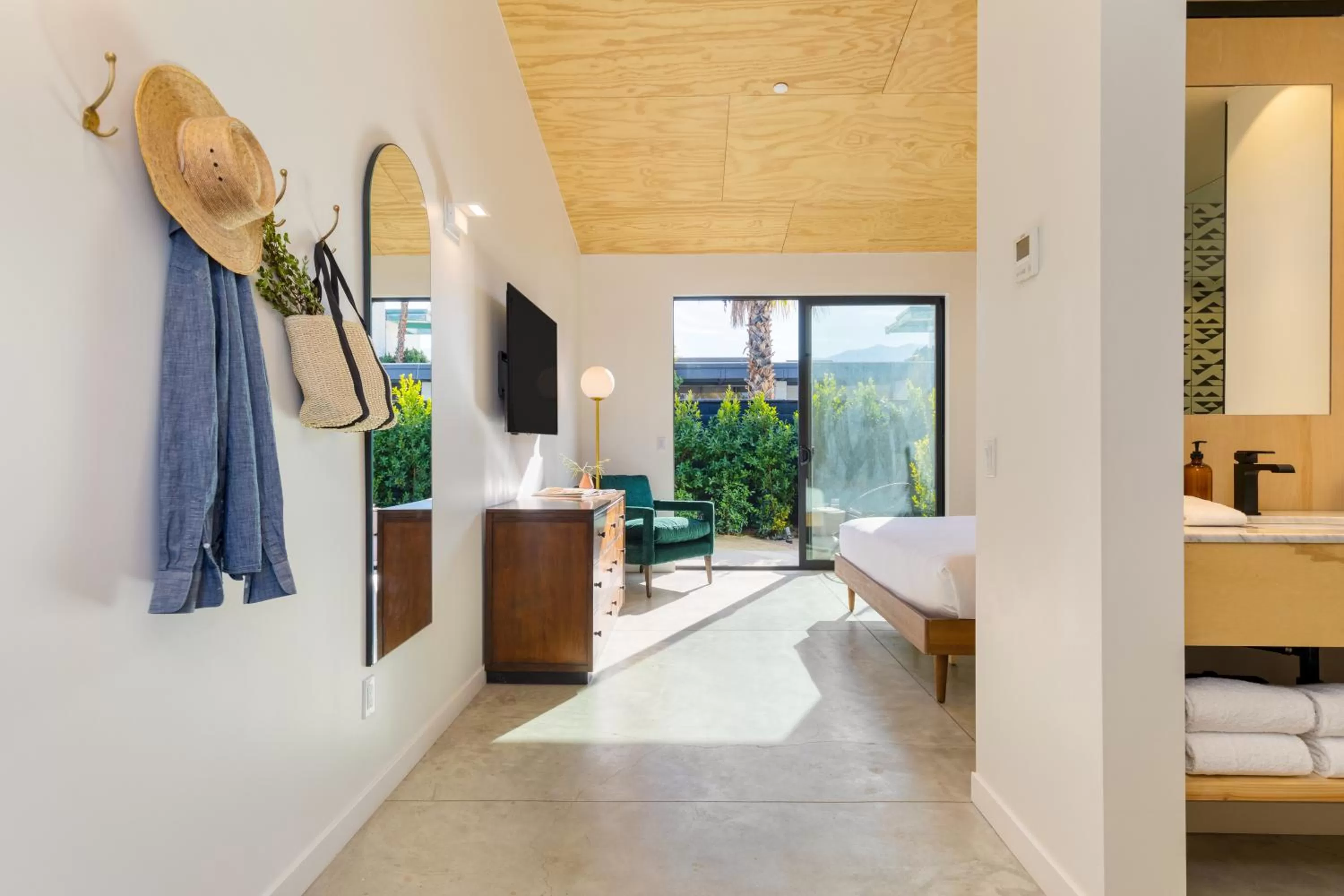 4 Bedroom Premium Suite in Blackhaus Suites by AvantStay Modern Comfort in Downtown Palm Springs