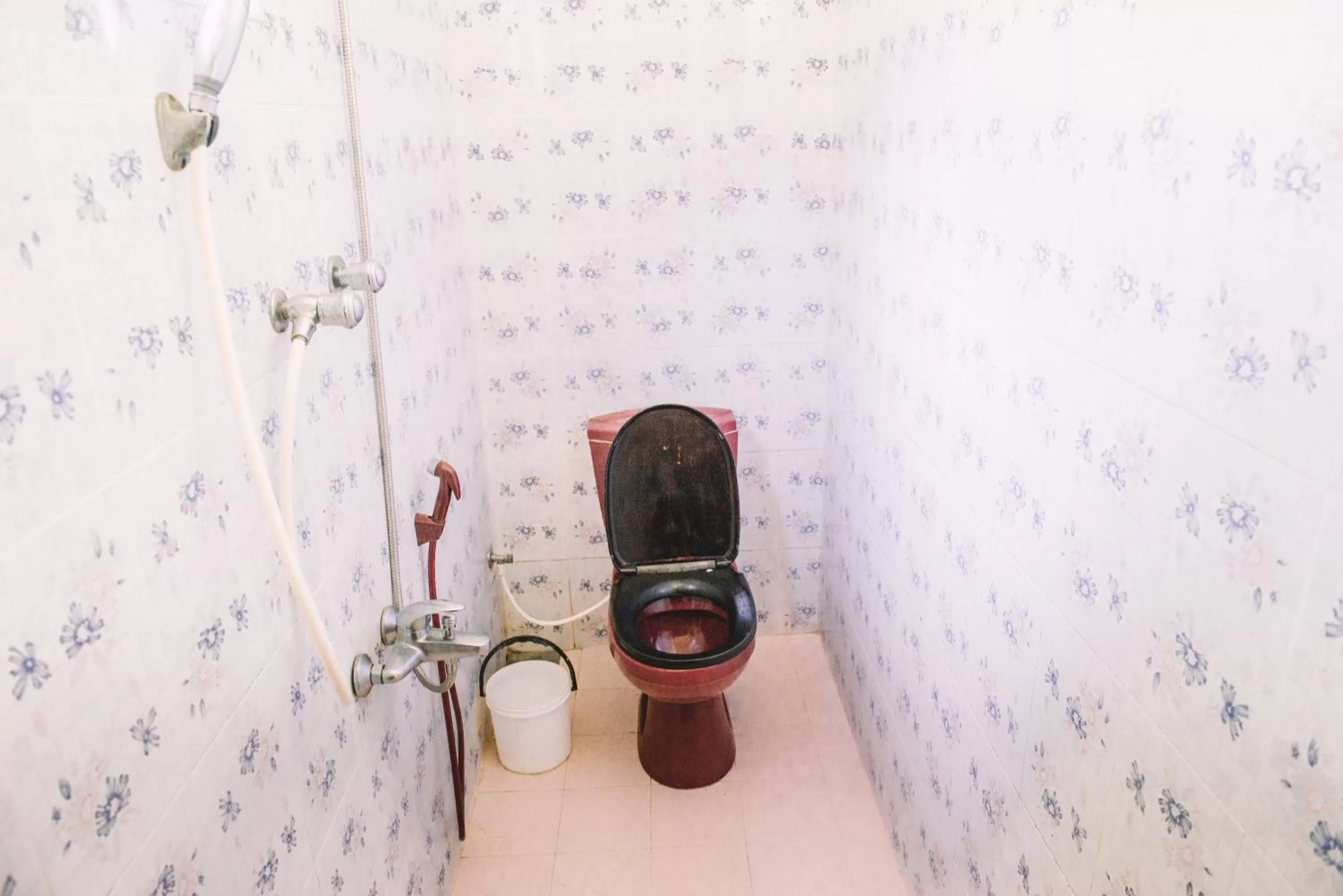 Shower, Bathroom in Kadolana Guest House