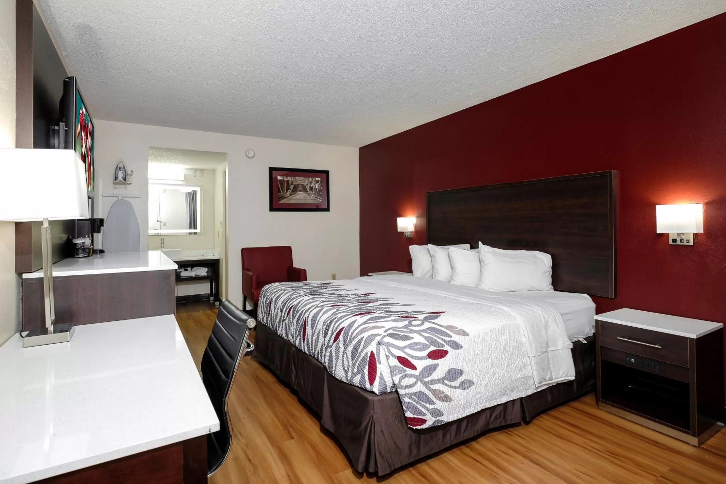 Photo of the whole room, Bed in Red Roof Inn Gadsden