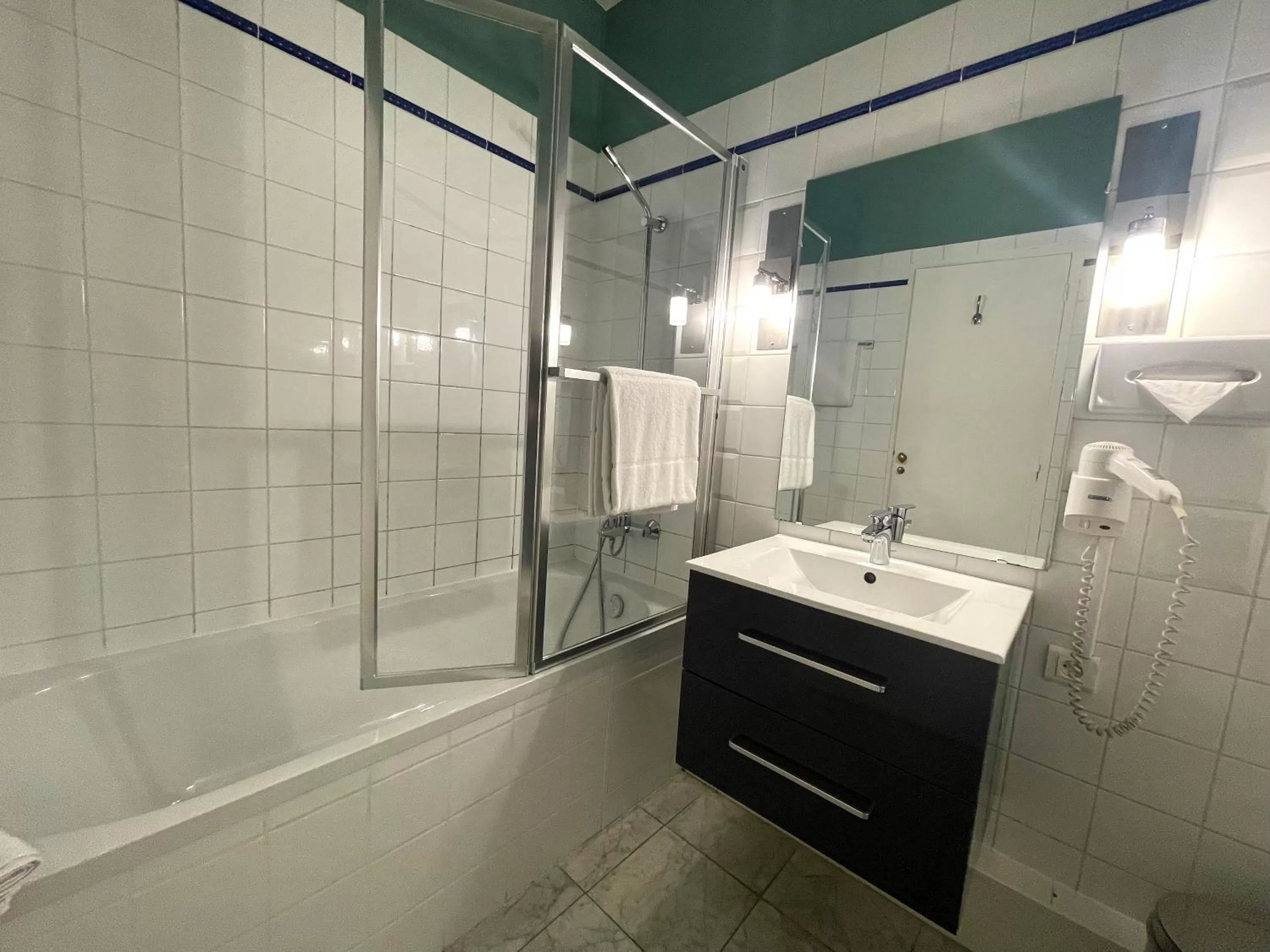 Bathroom in Royal Hôtel