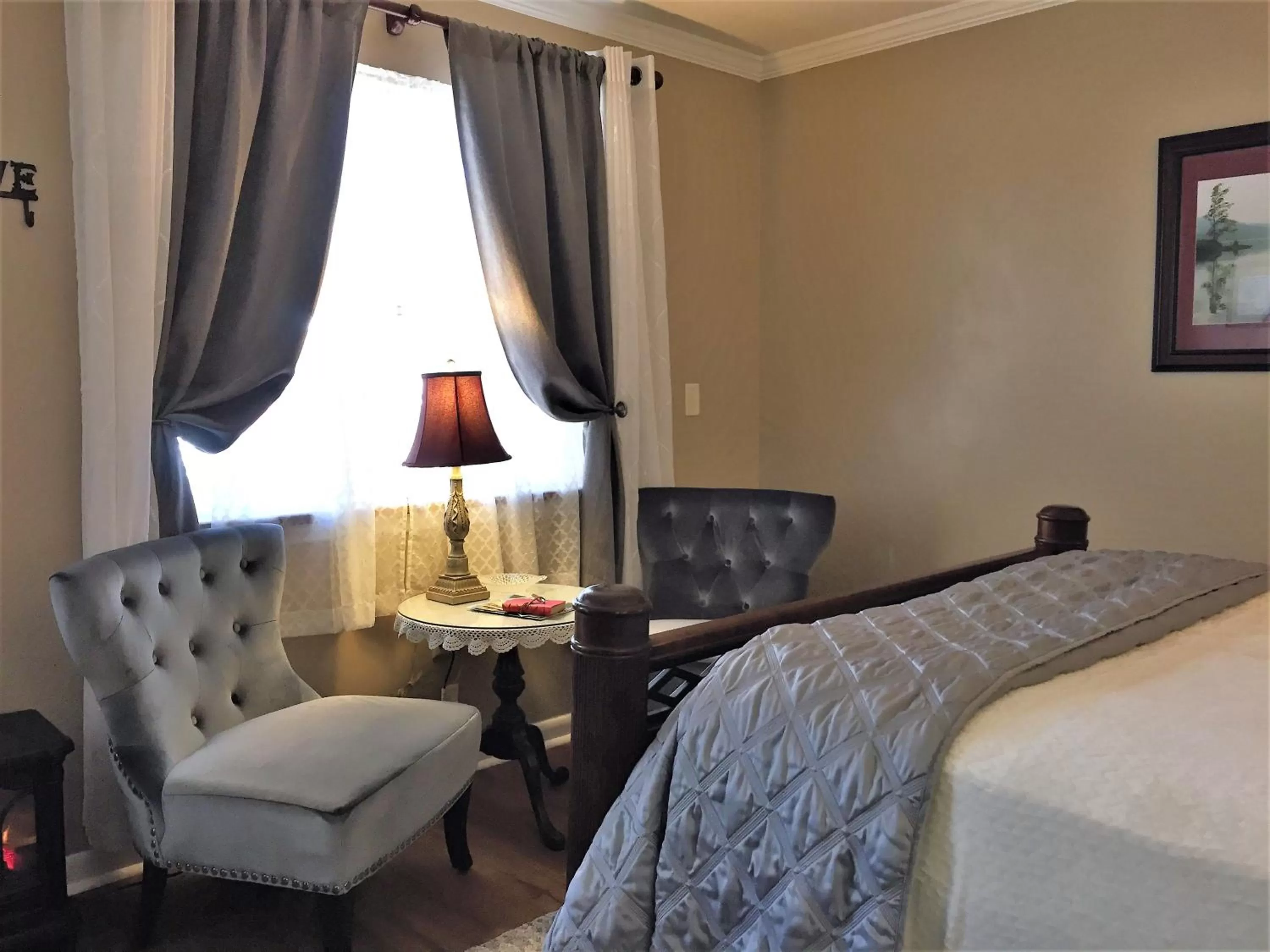 Photo of the whole room, Bed in Grafton Lodge