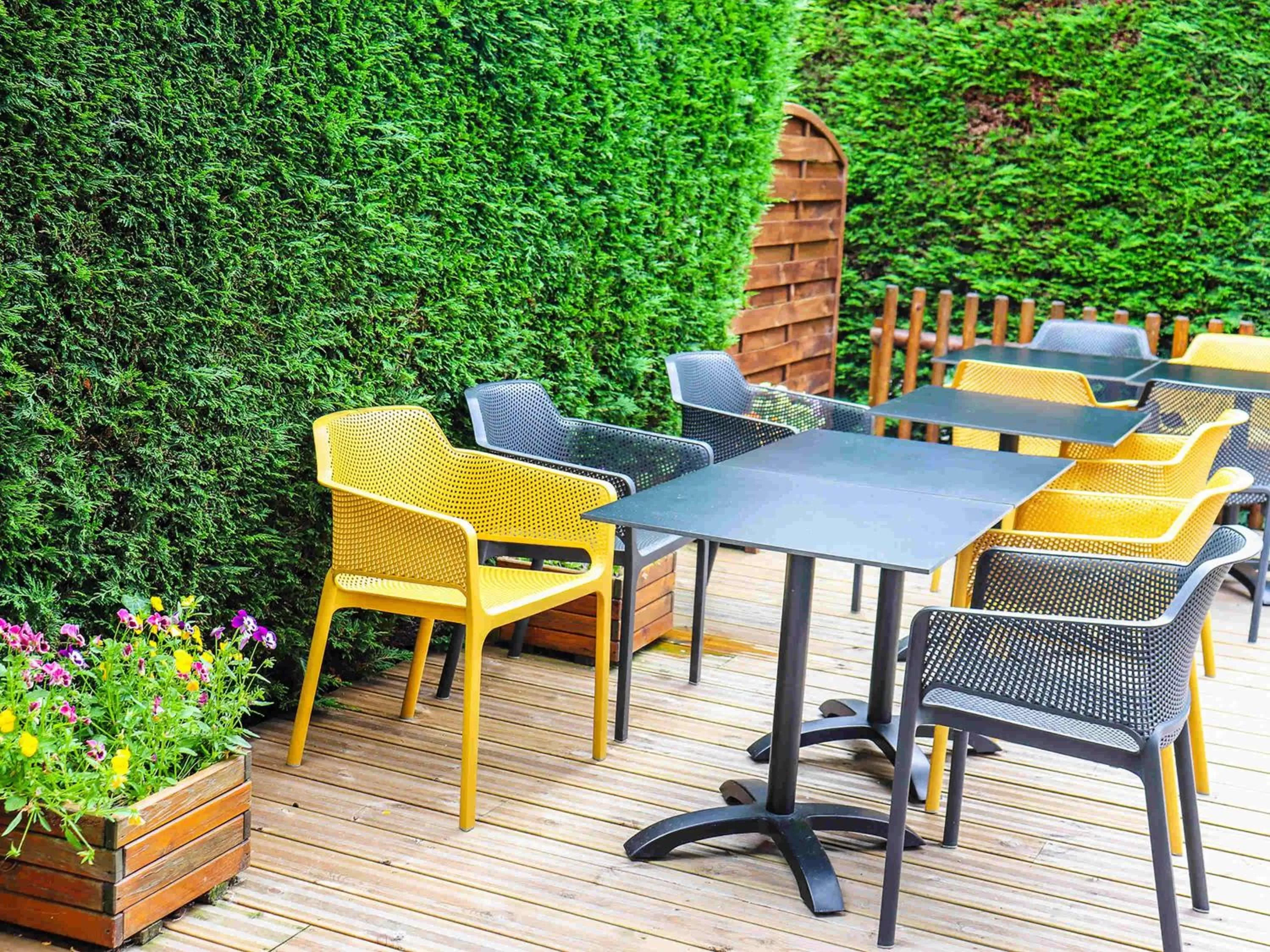 Lounge or bar in ibis Calais Car Ferry