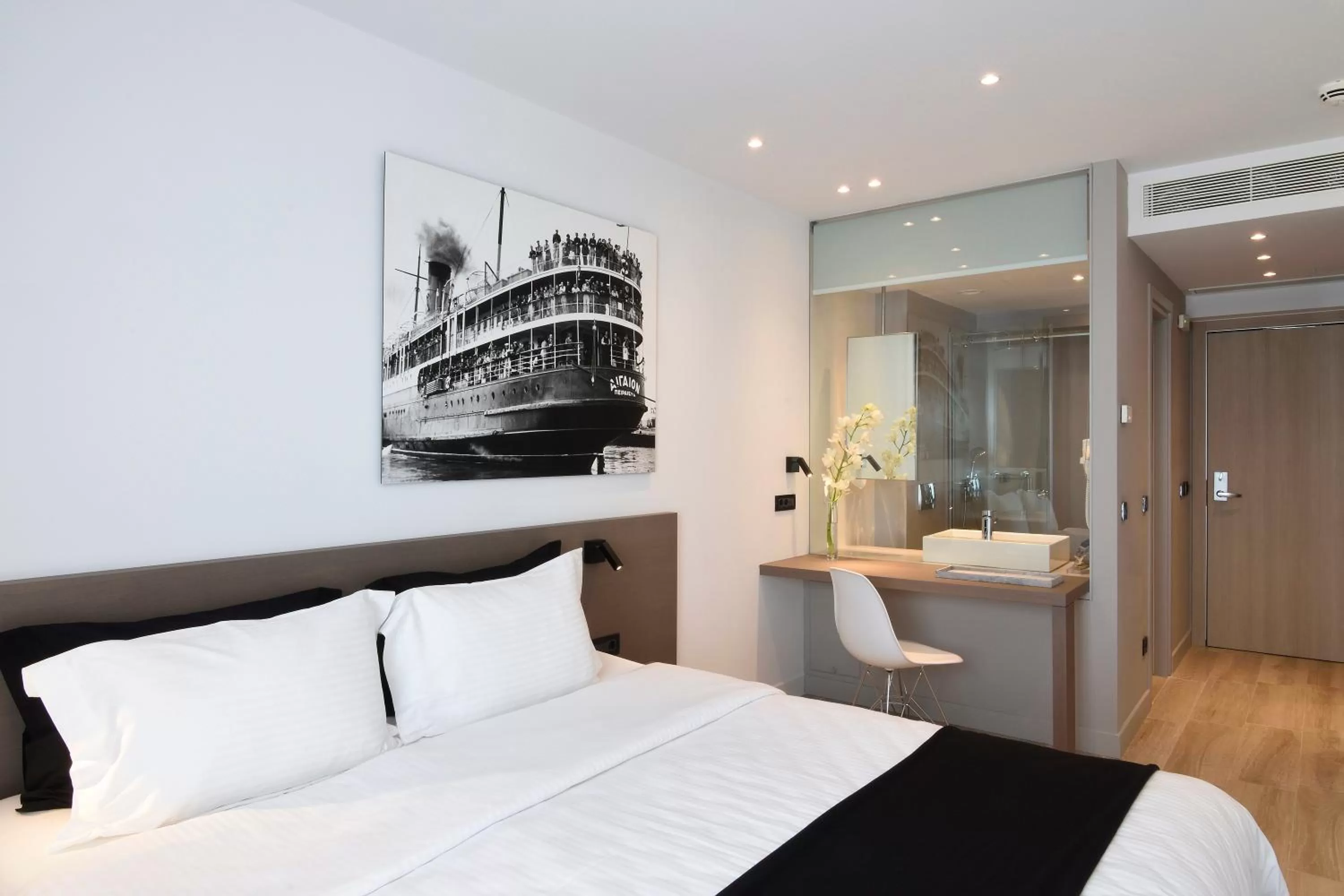 Photo of the whole room, Bed in Poseidon Athens Hotel