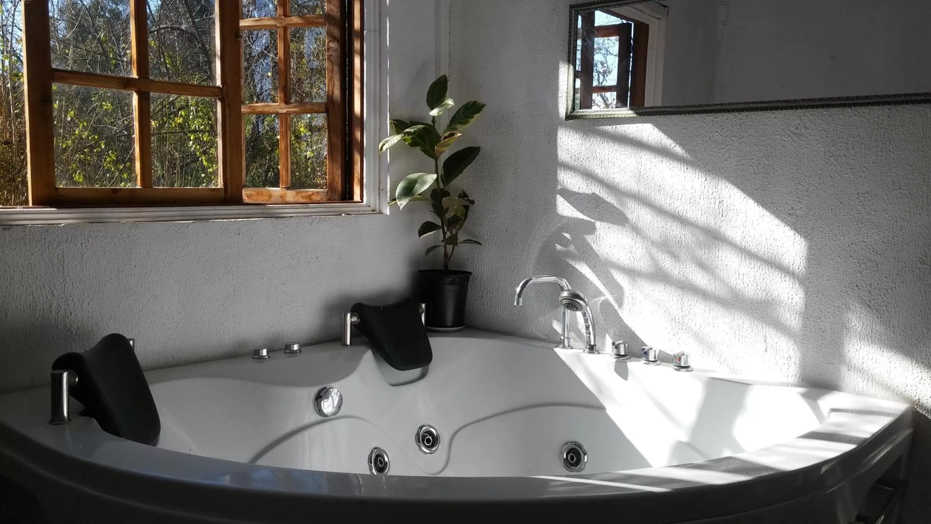 Hot Tub in La Casa de Adobe Natural y Más