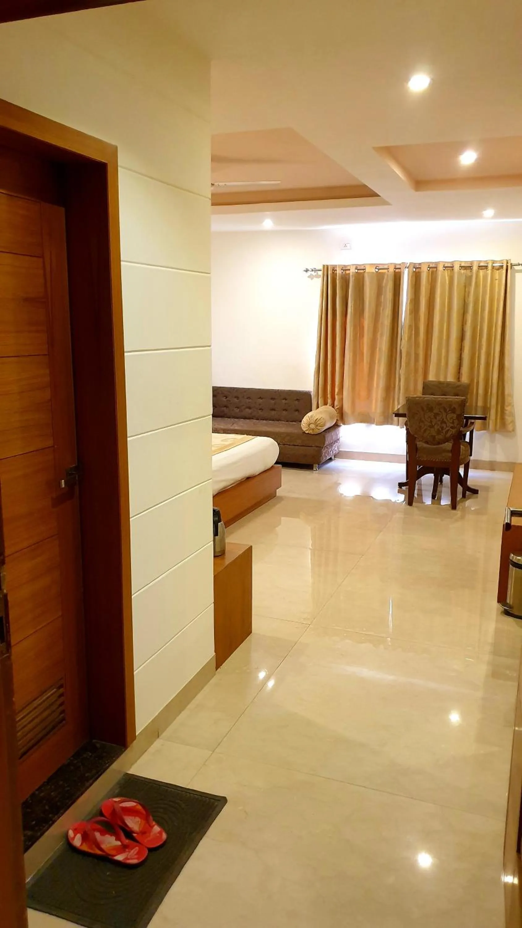 Seating area, Bed in Hotel Shalimar Palace