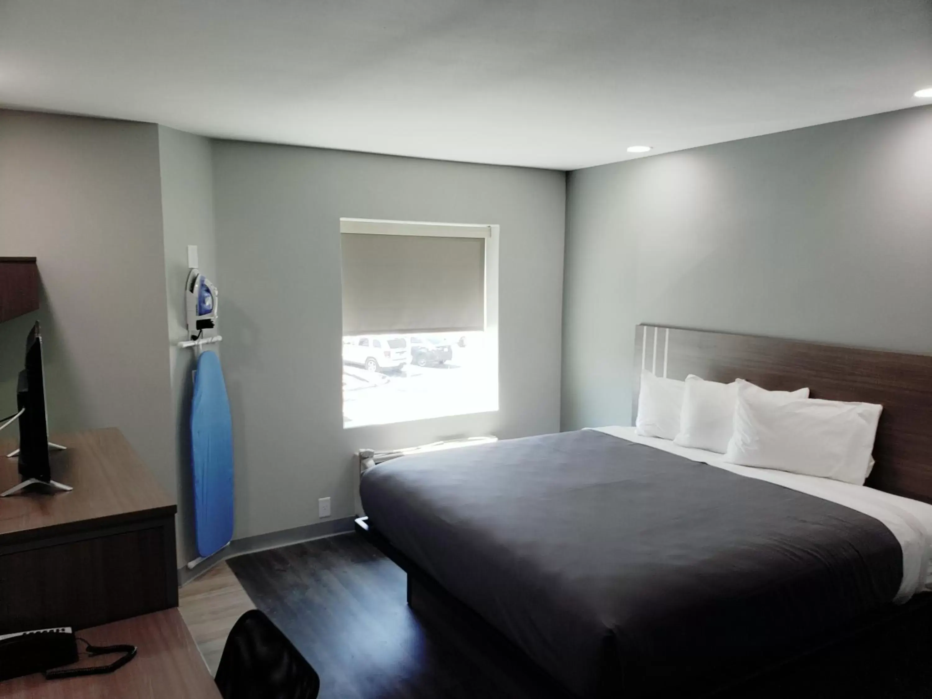 King Room - single occupancy - Non-Smoking in Hathaway Inn King Room - single occupancy - Non-Smoking in Hathaway Inn