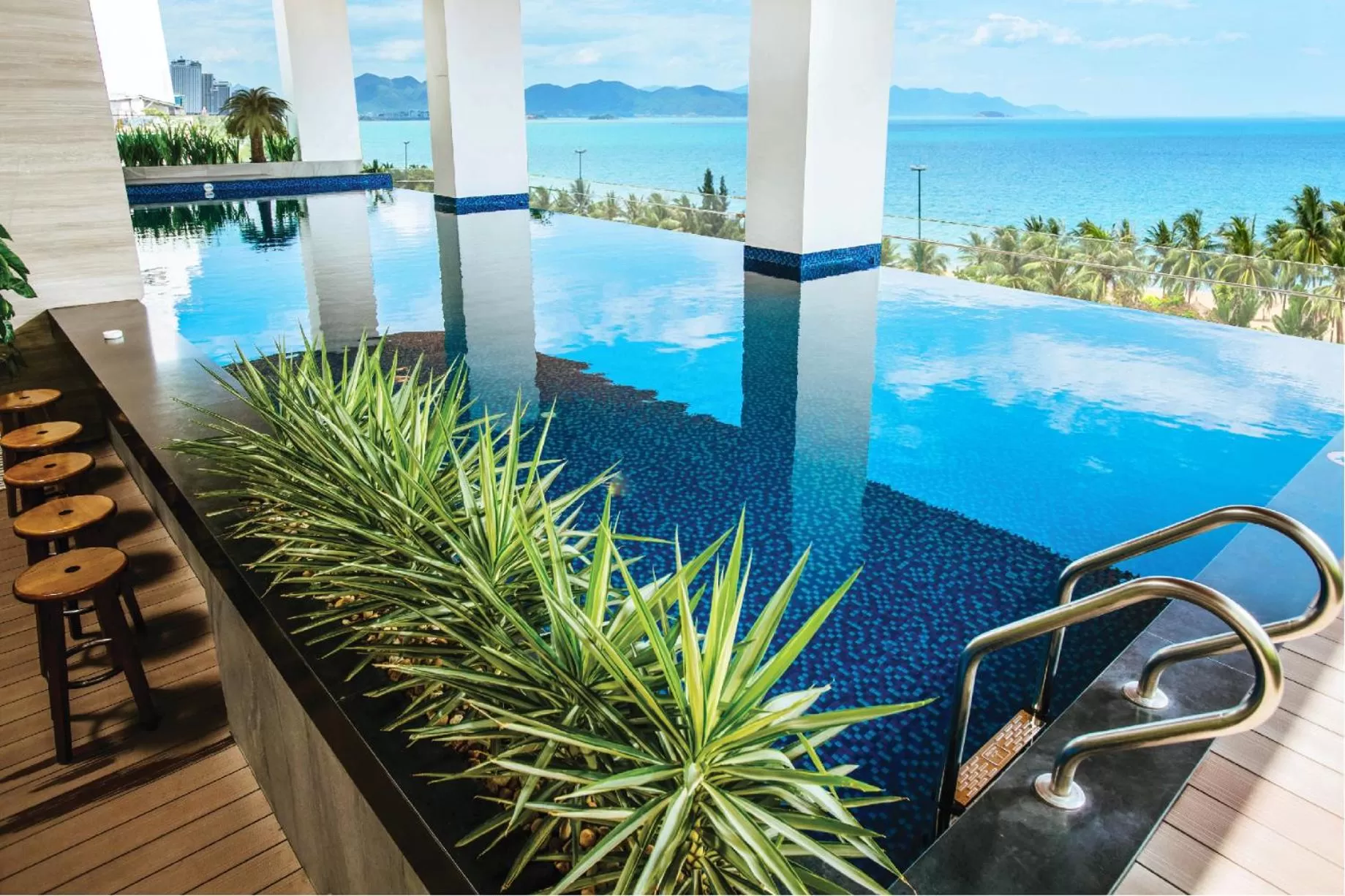 Swimming pool in Queen Ann Nha Trang Hotel