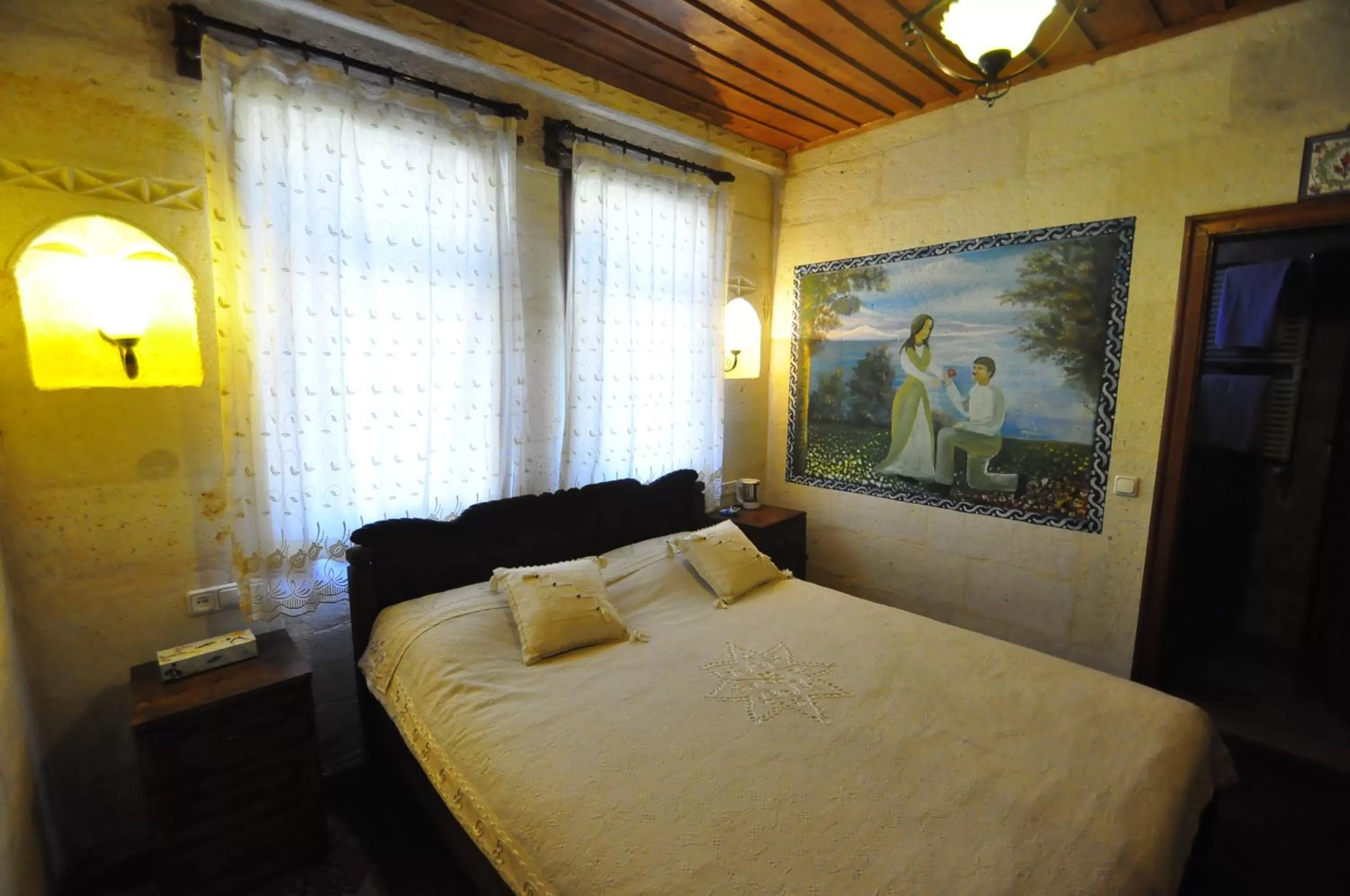 Bed in Kismet Cave House