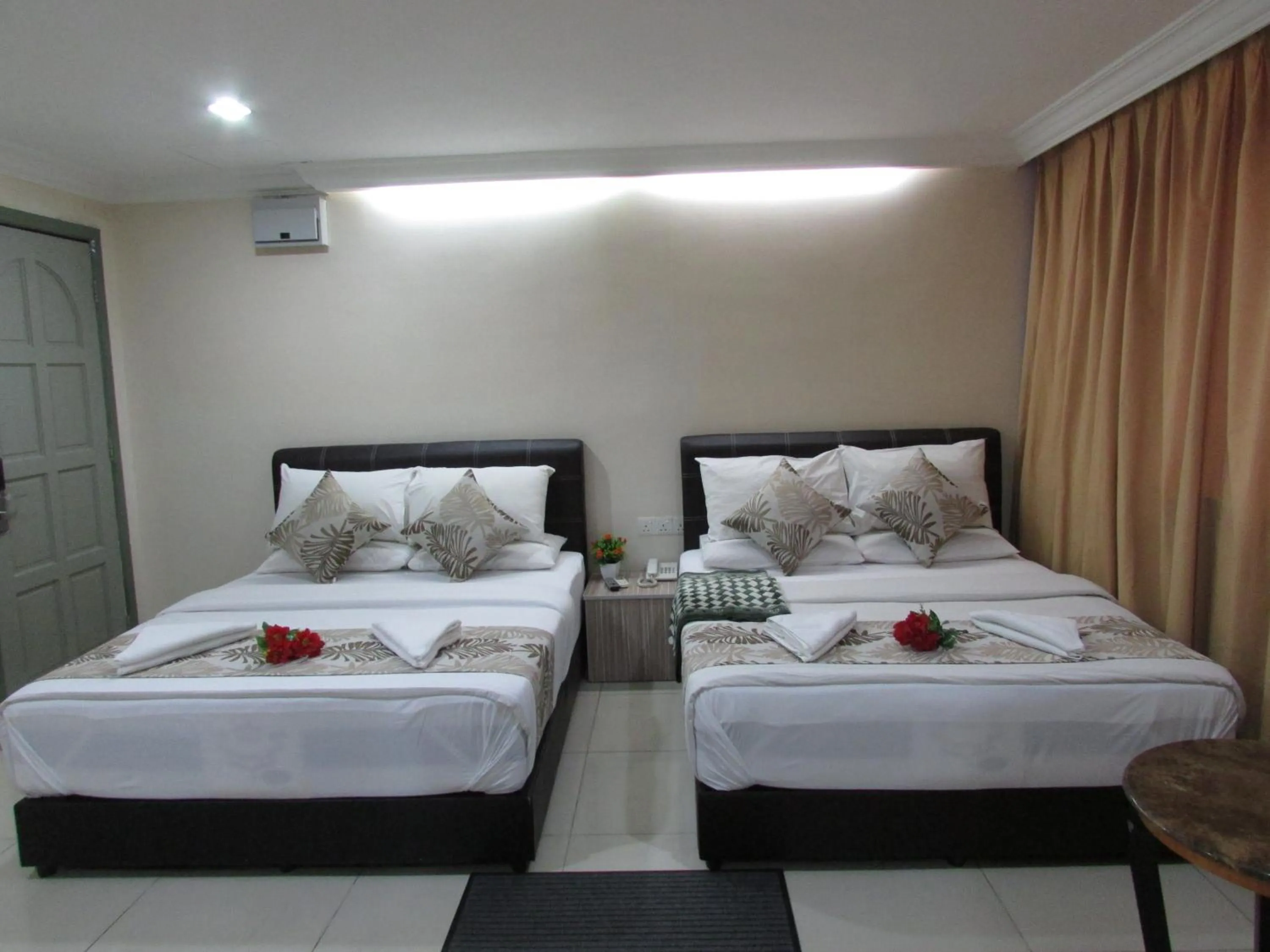 Bedroom, Bed in Safari Hotel