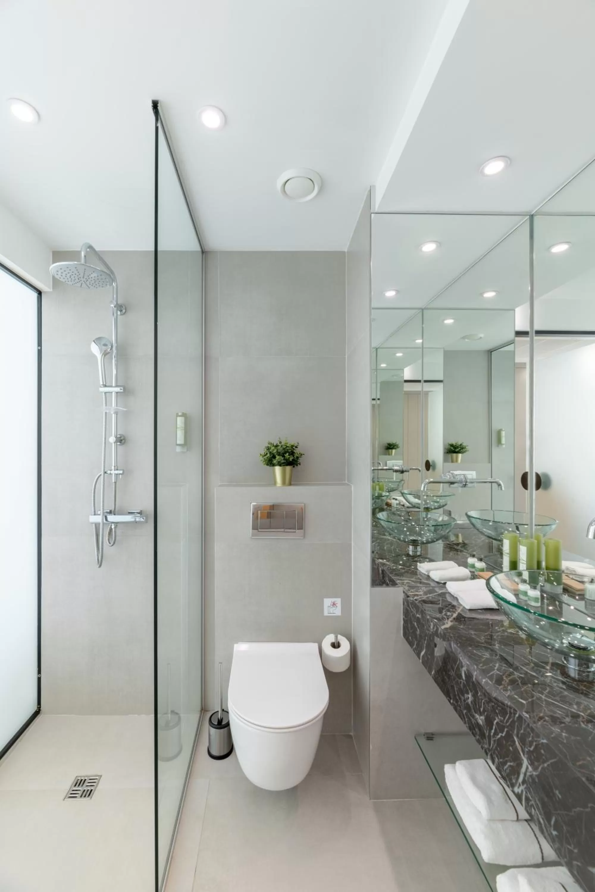 Shower in Napa Mermaid Hotel & Suites