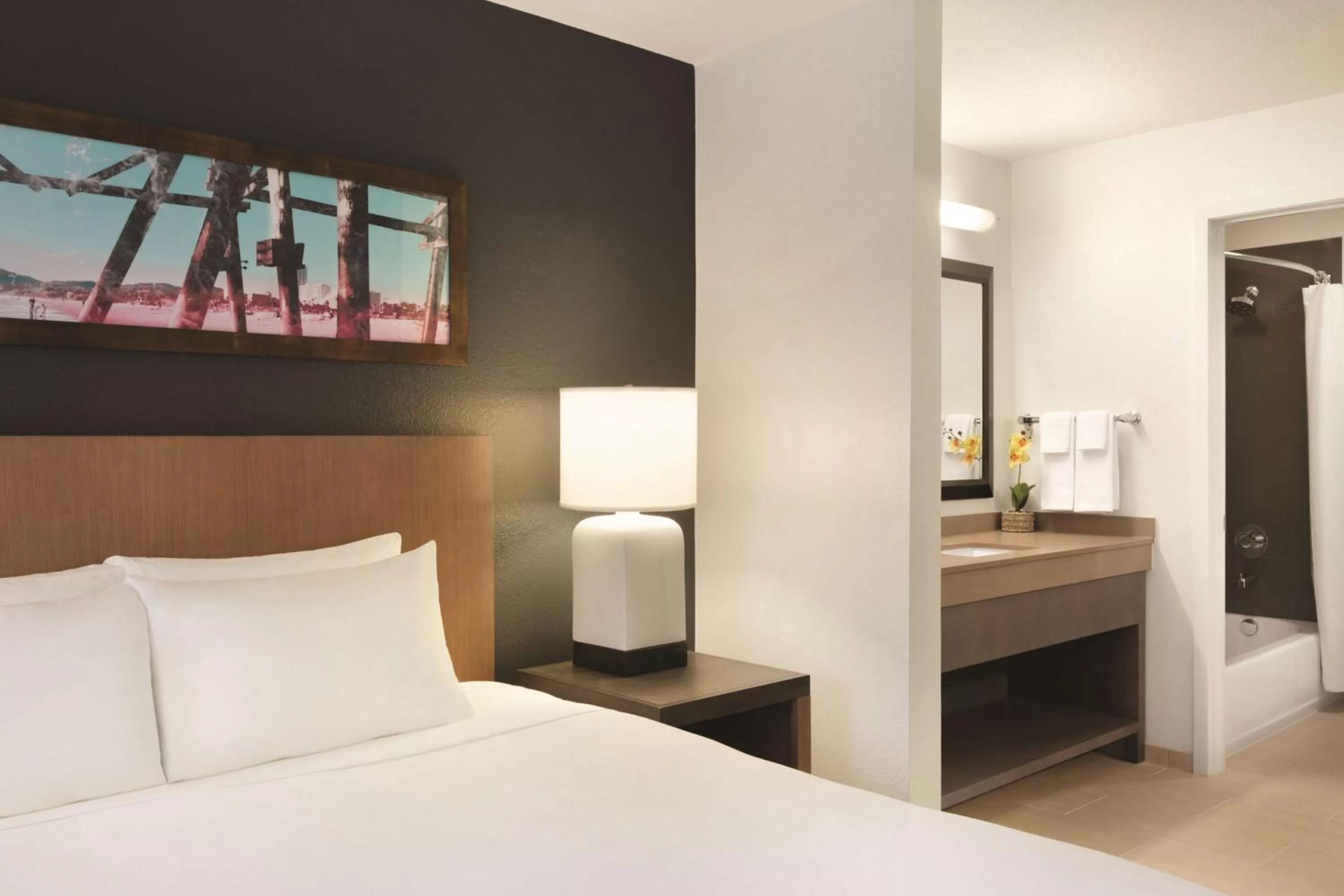 Photo of the whole room, Bed in Hyatt House Miami Airport