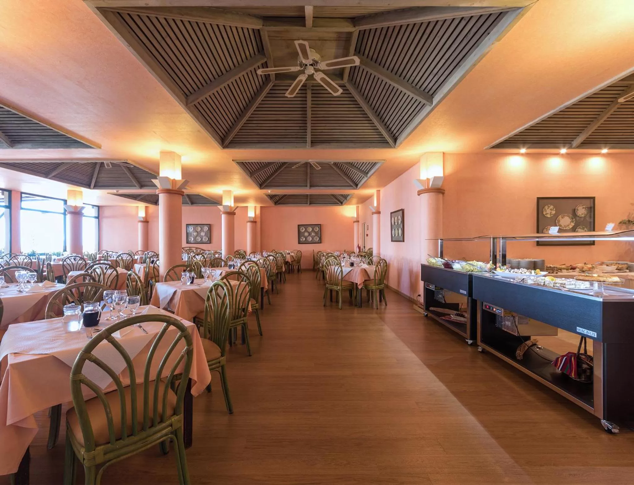 Restaurant/places to eat in Dom Pedro Garajau