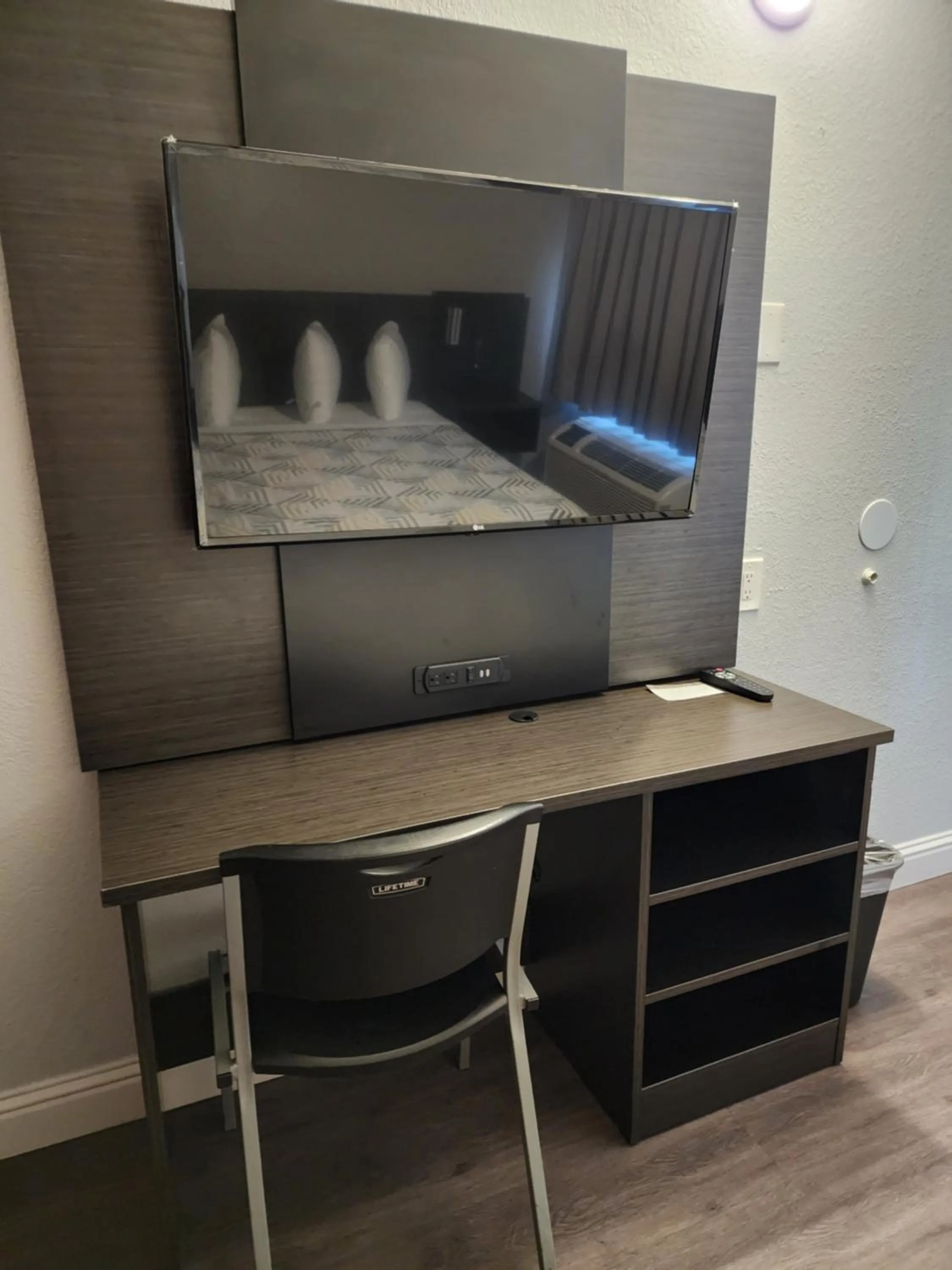 TV and multimedia in Studio 6 Sacramento, CA Natomas