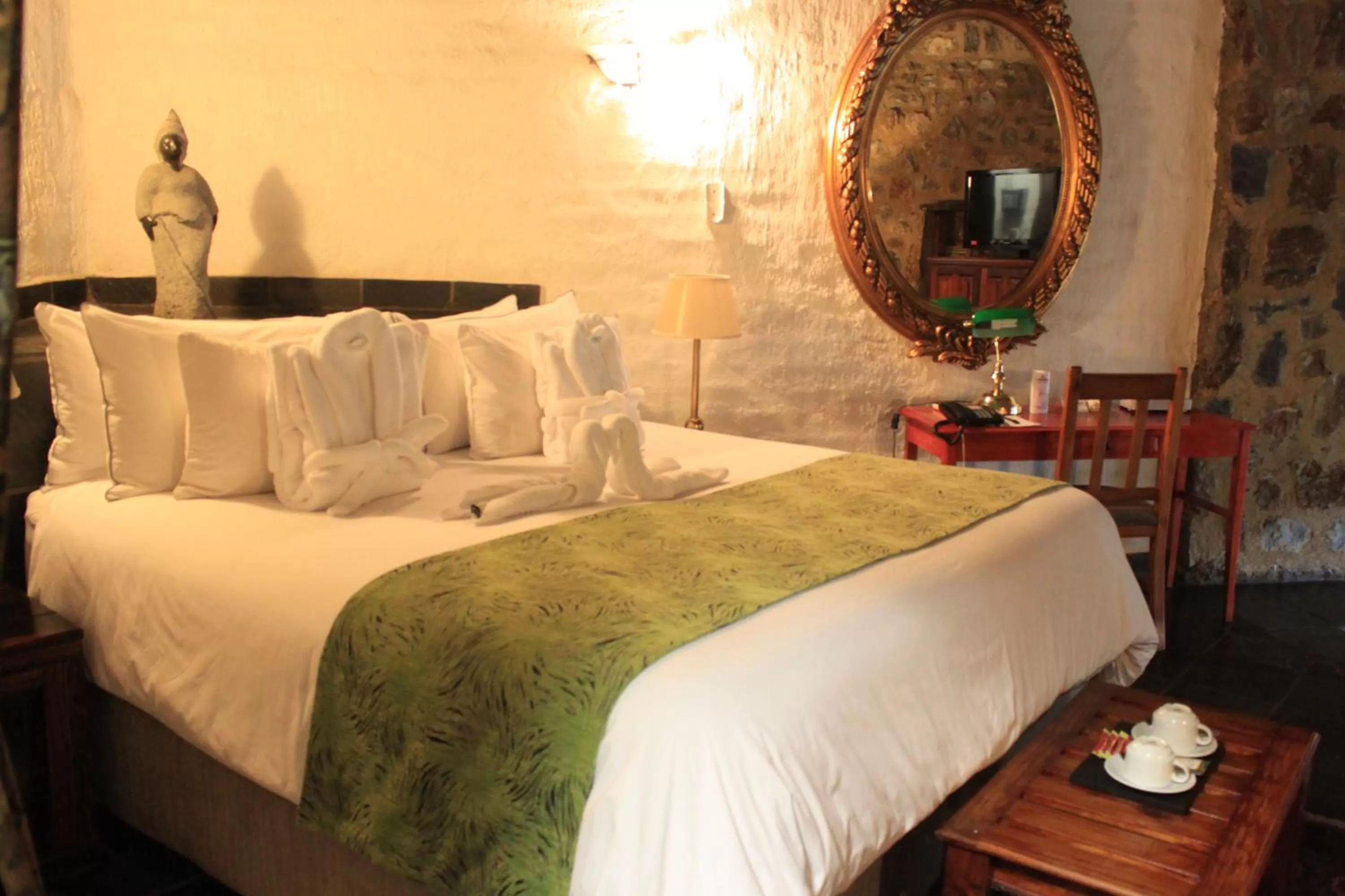 Bed in Misty Hills Country Hotel, Conference Centre & Spa