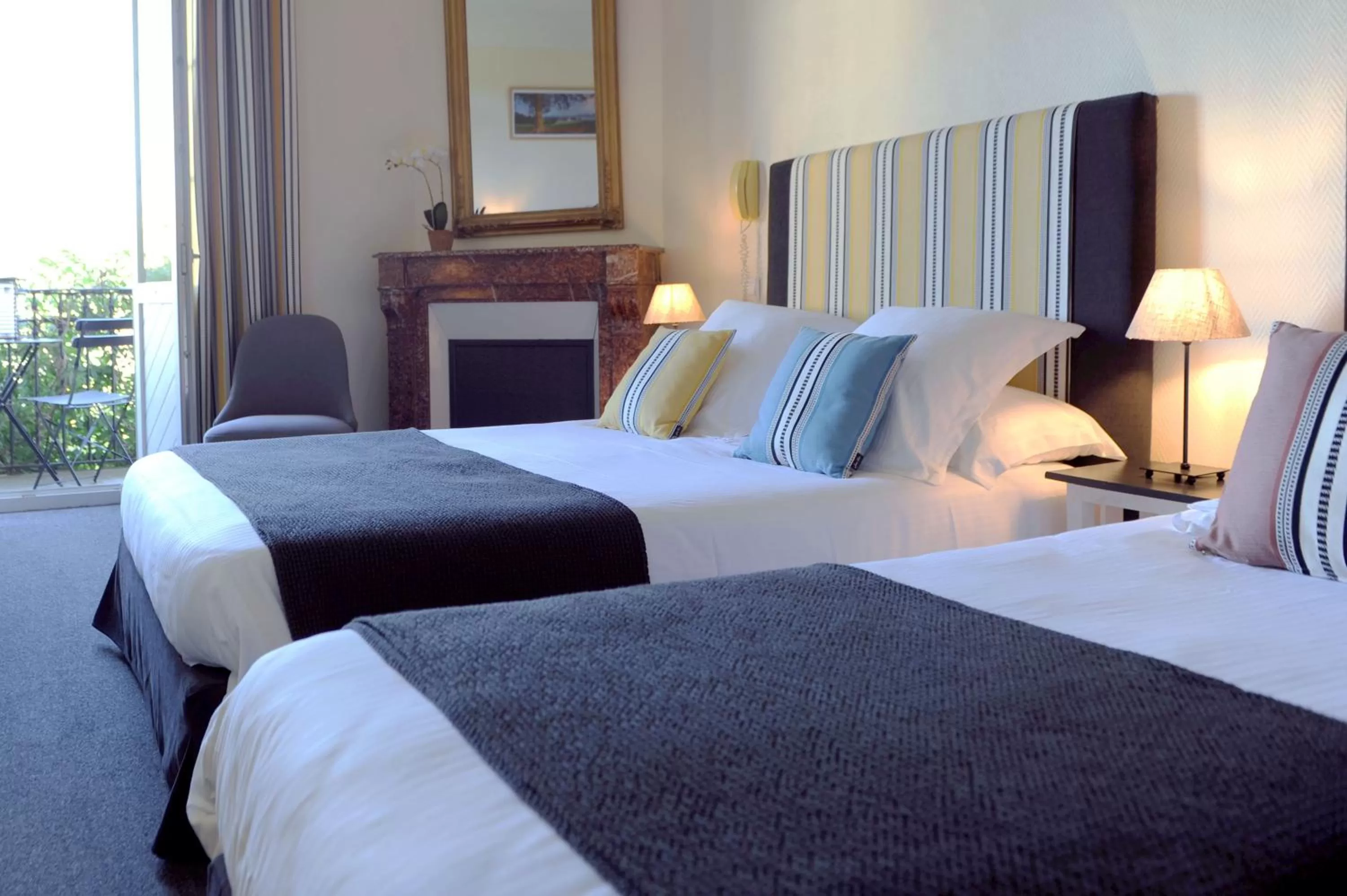 Property building, Bed in Logis Hôtel du Chêne