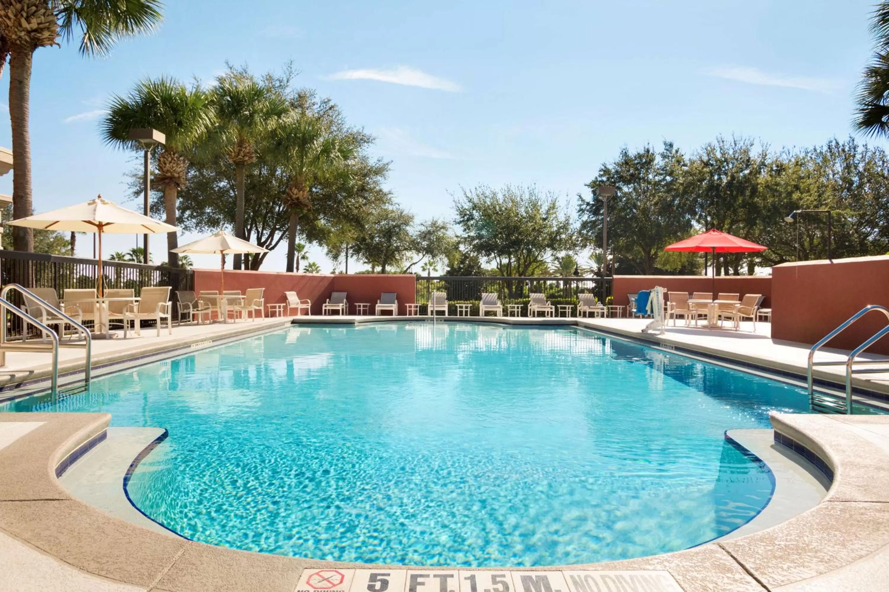 Swimming pool in Hampton Inn Orlando International Drive Convention Center