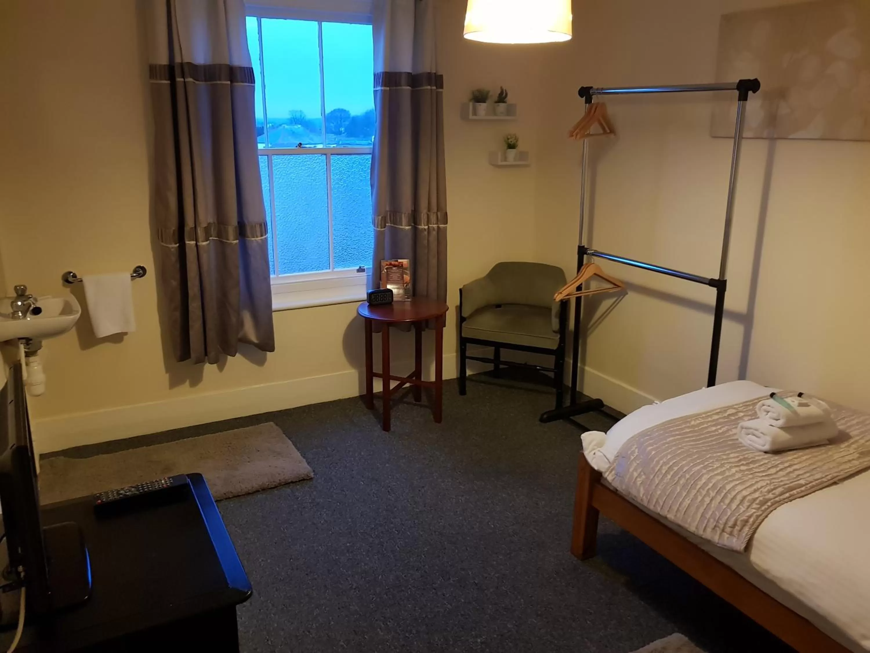 Bedroom, Bed in Waterfront Hotel