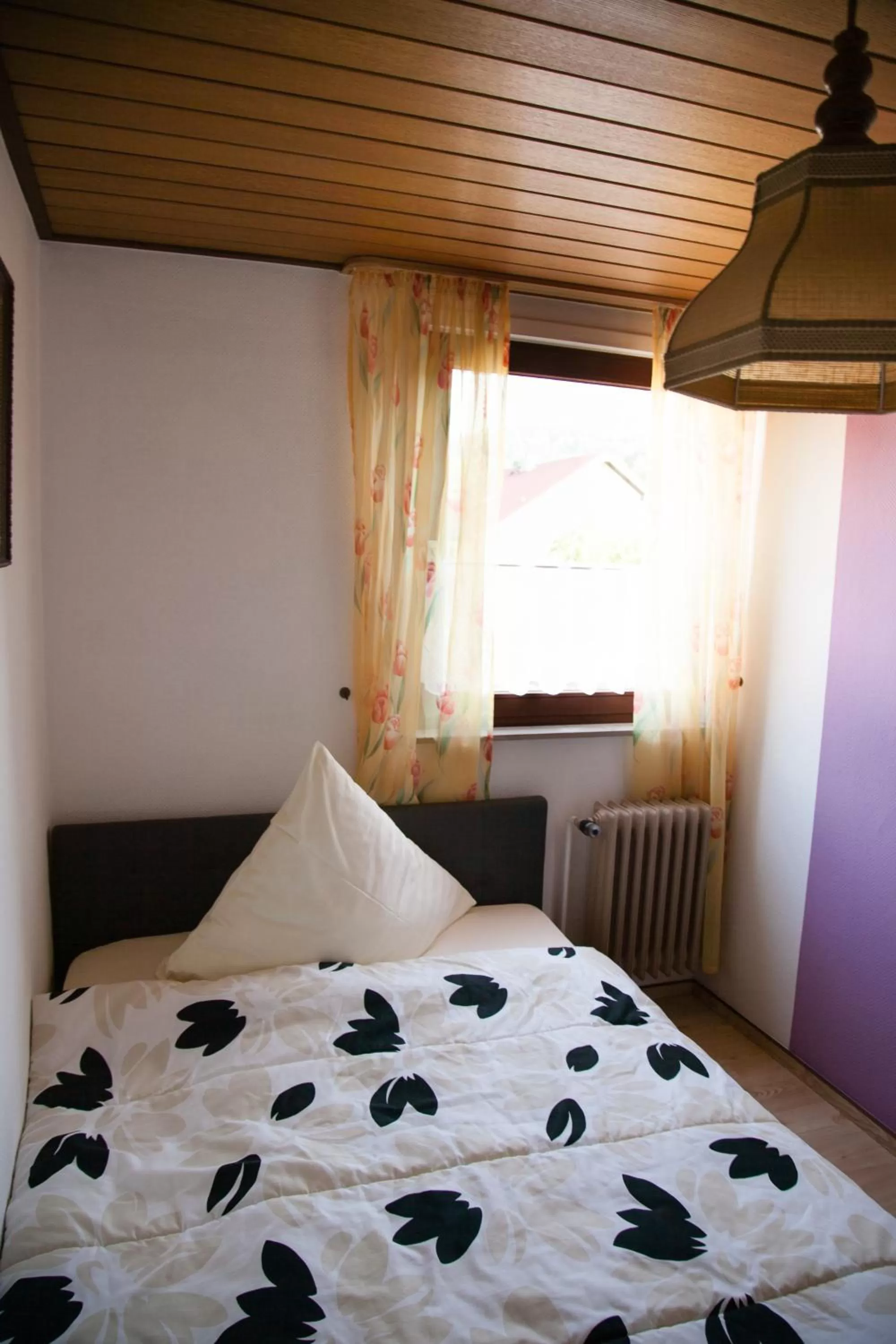 Photo of the whole room, Bed in Herzog's Ulsterbrücke Garni Hotel