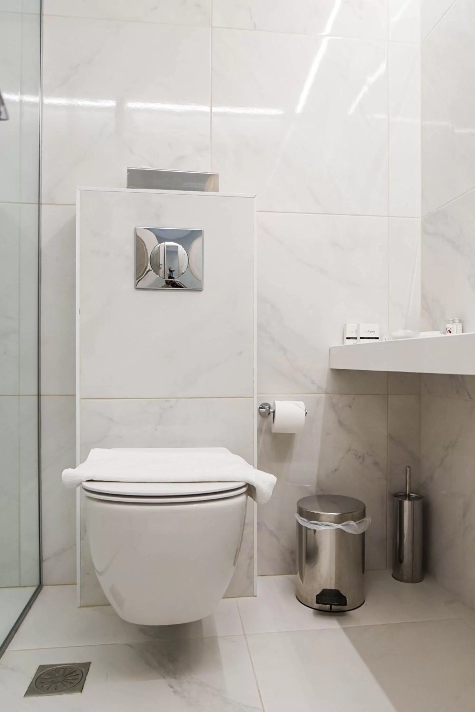 Toilet in Athens Cypria Hotel