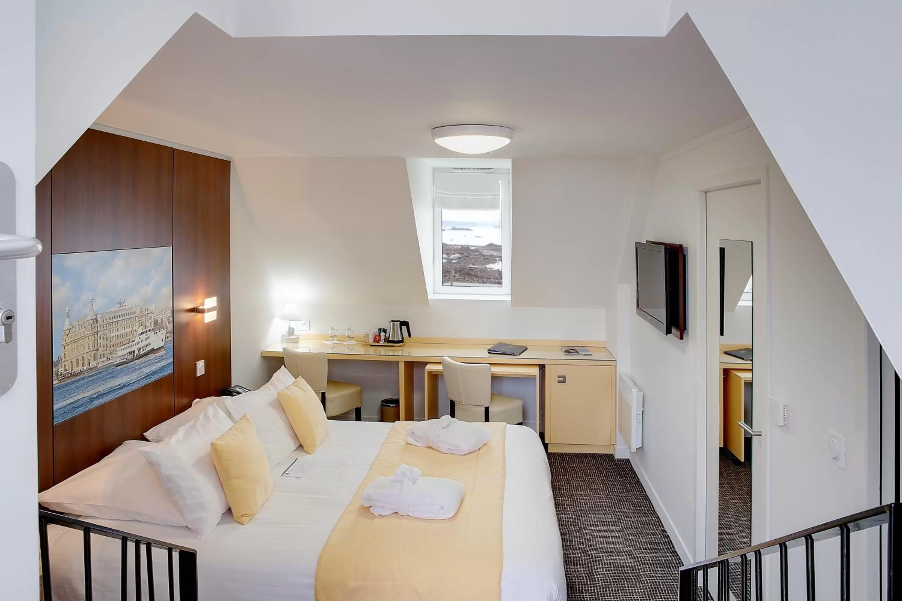 Photo of the whole room, Bed in Best Western Plus Les Terrasses de Bréhat