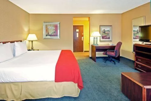 Photo of the whole room, Bed in Holiday Inn Express Hotel Fort Campbell-Oak Grove by IHG