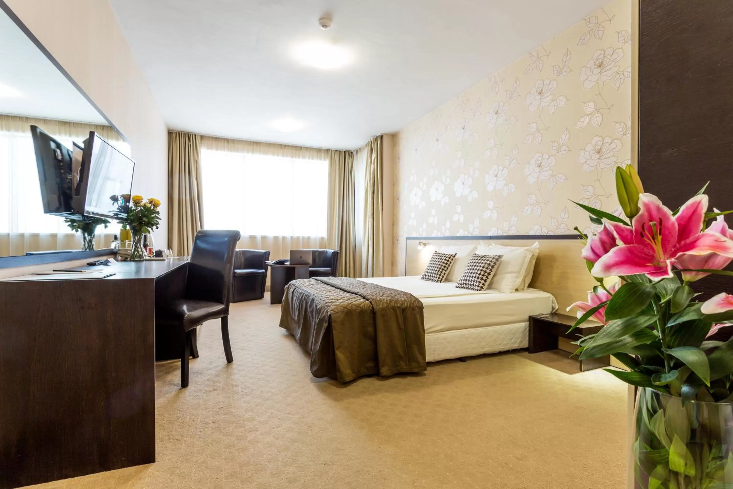 Photo of the whole room, Bed in City Avenue Hotel