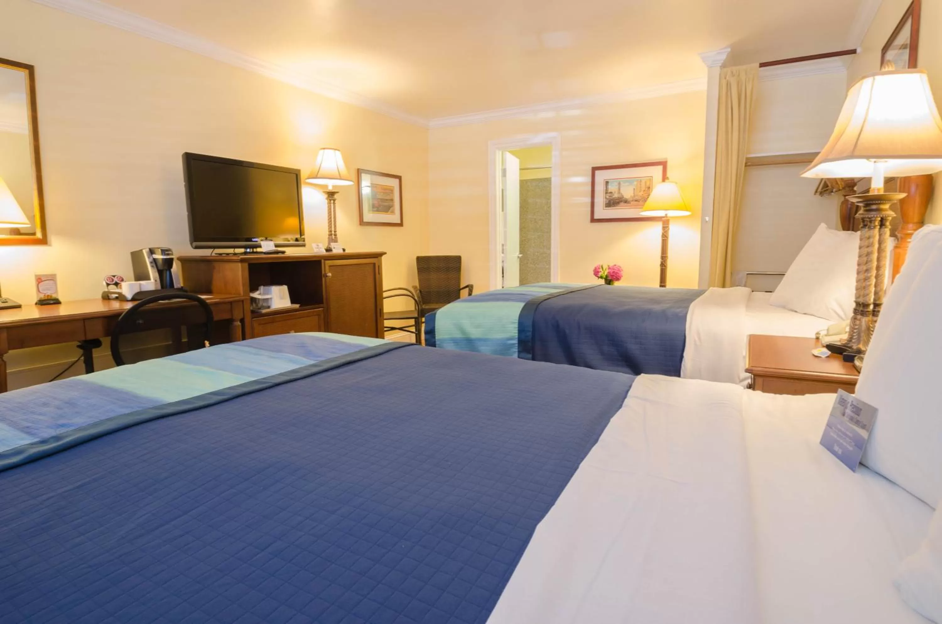 Photo of the whole room, Bed in Continental Inn