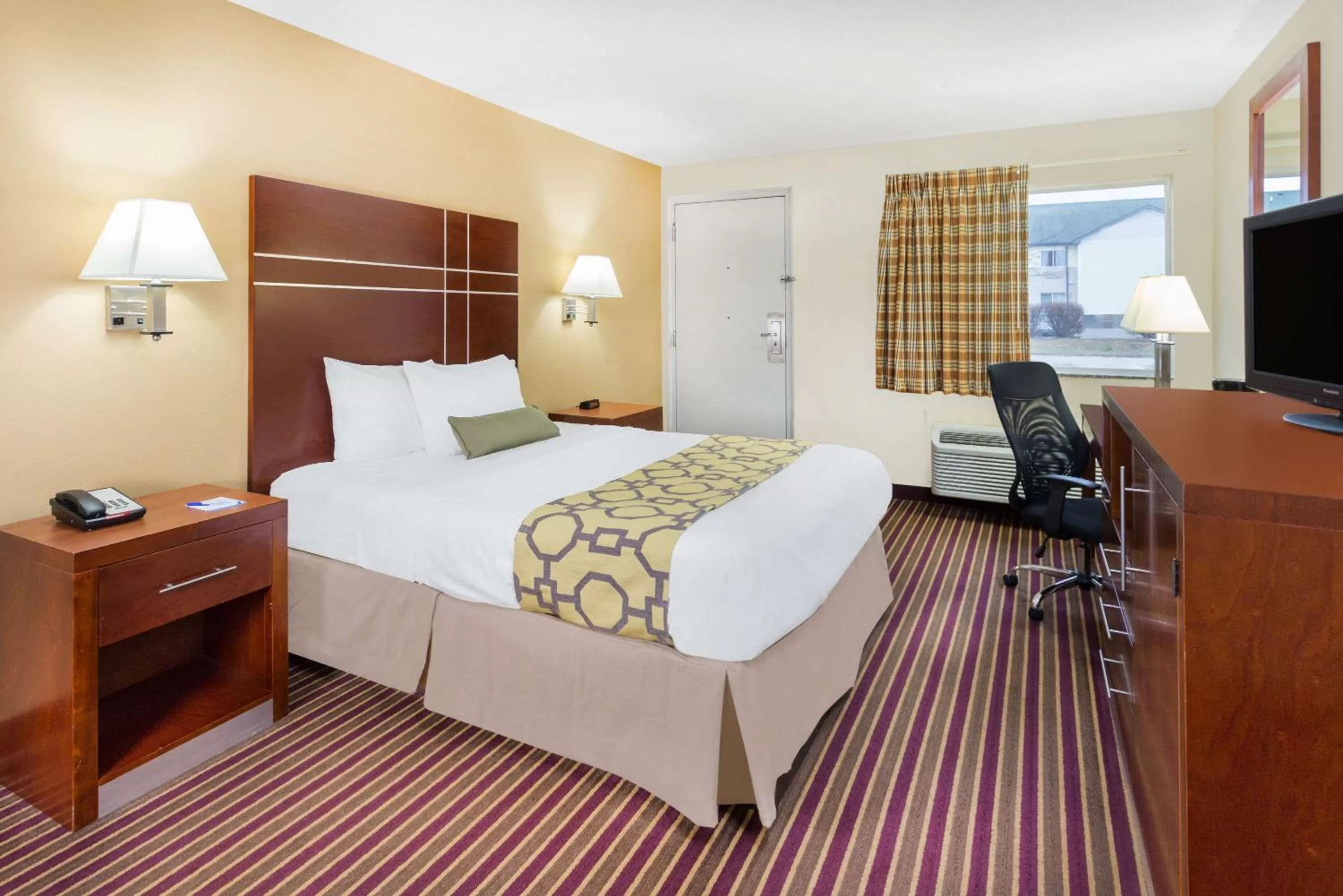 Photo of the whole room, Bed in Baymont by Wyndham Bowling Green