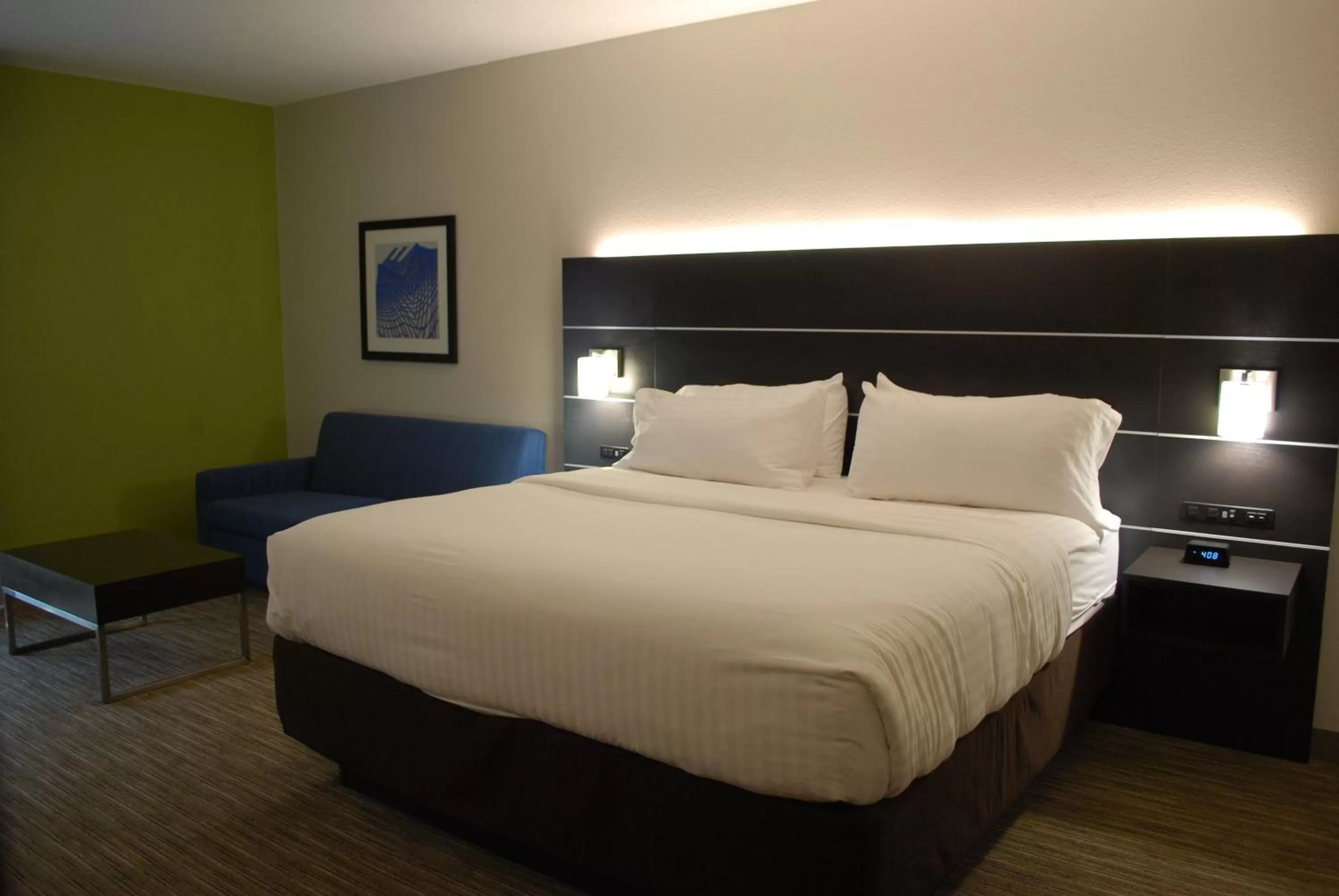 Photo of the whole room, Bed in Holiday Inn Express Hotel & Suites Kingsport-Meadowview I-26 by IHG
