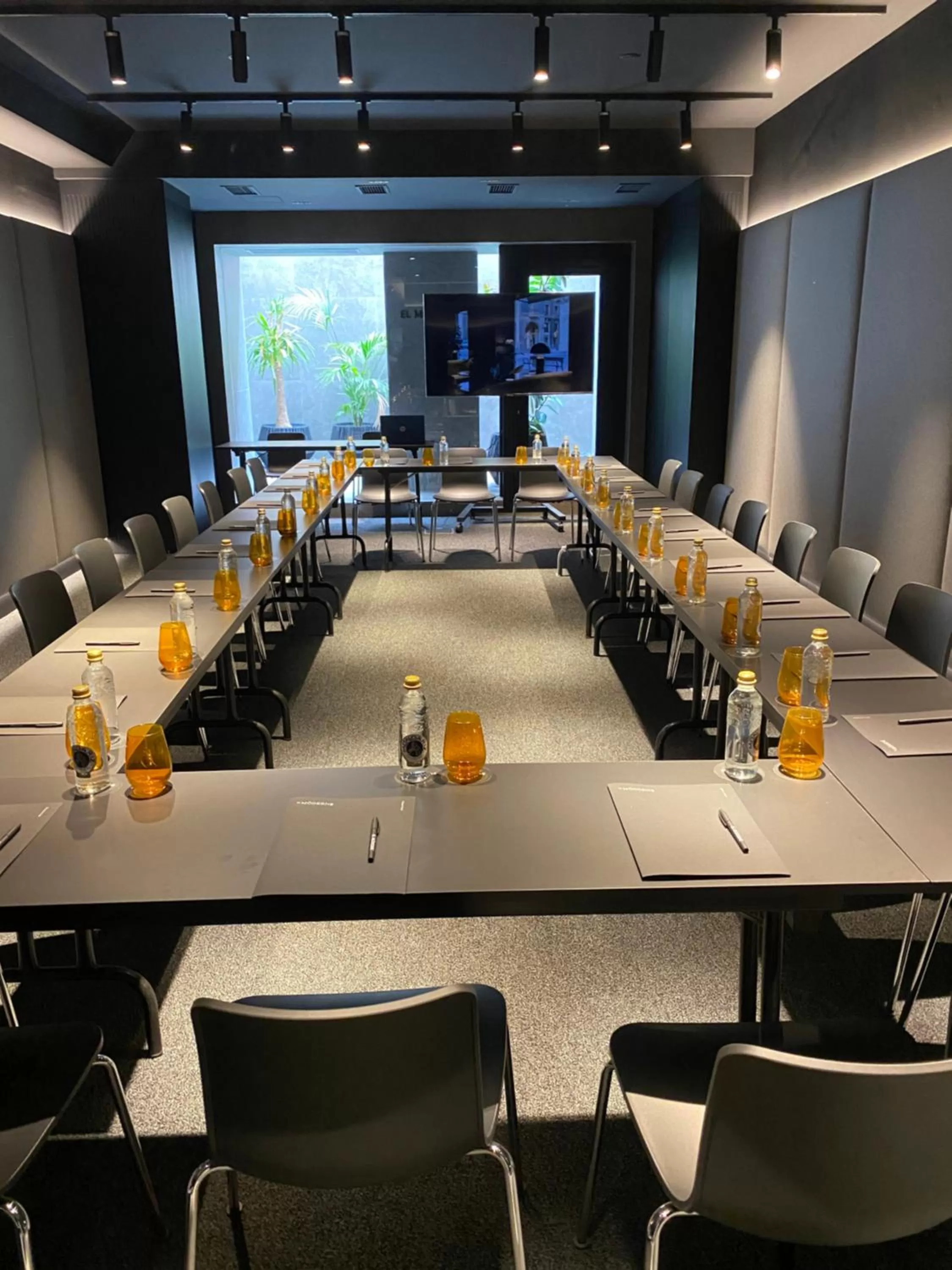 Meeting/conference room in El Môderne Hotel