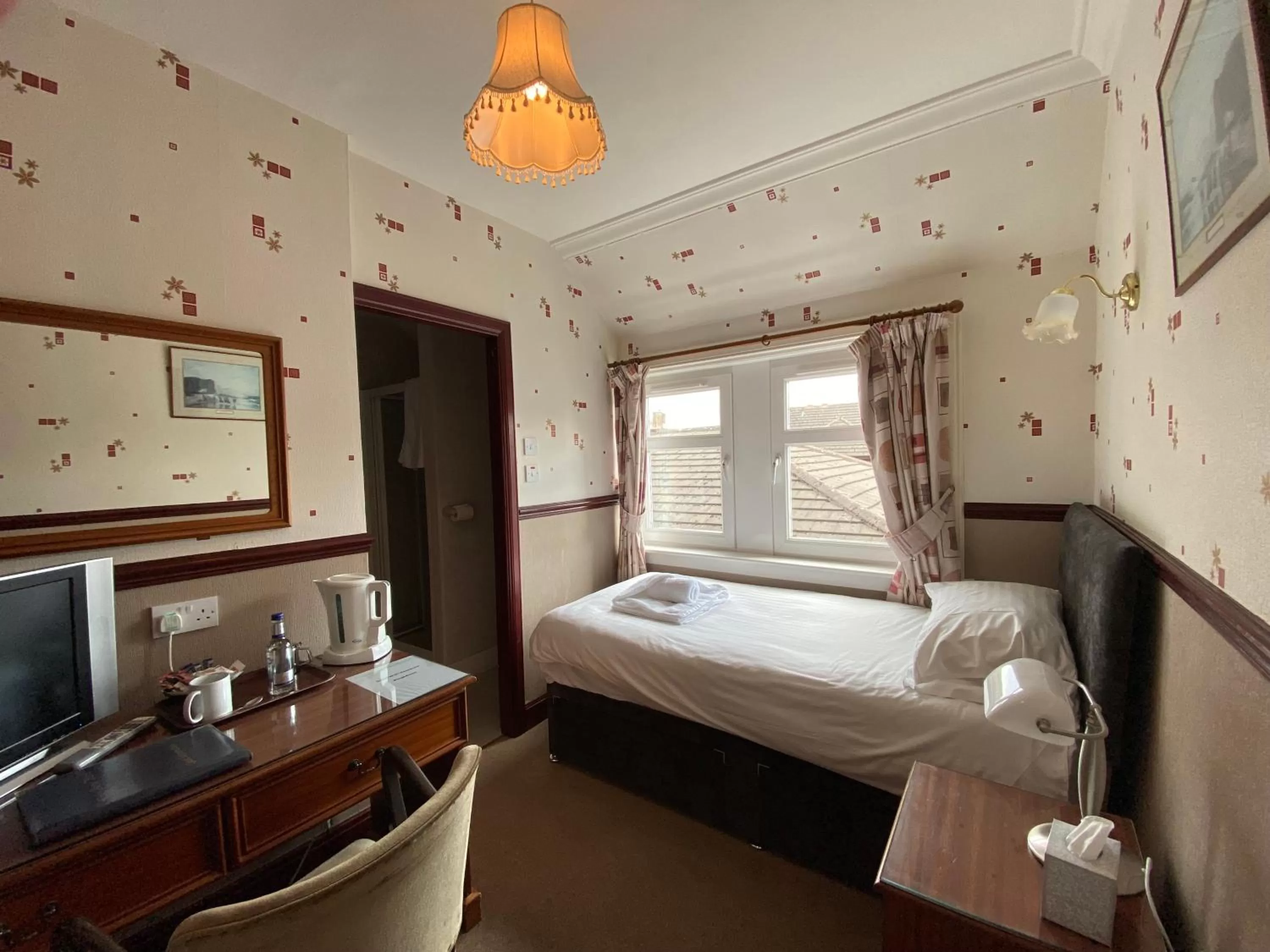 Bedroom, Bed in Kings Arms Hotel