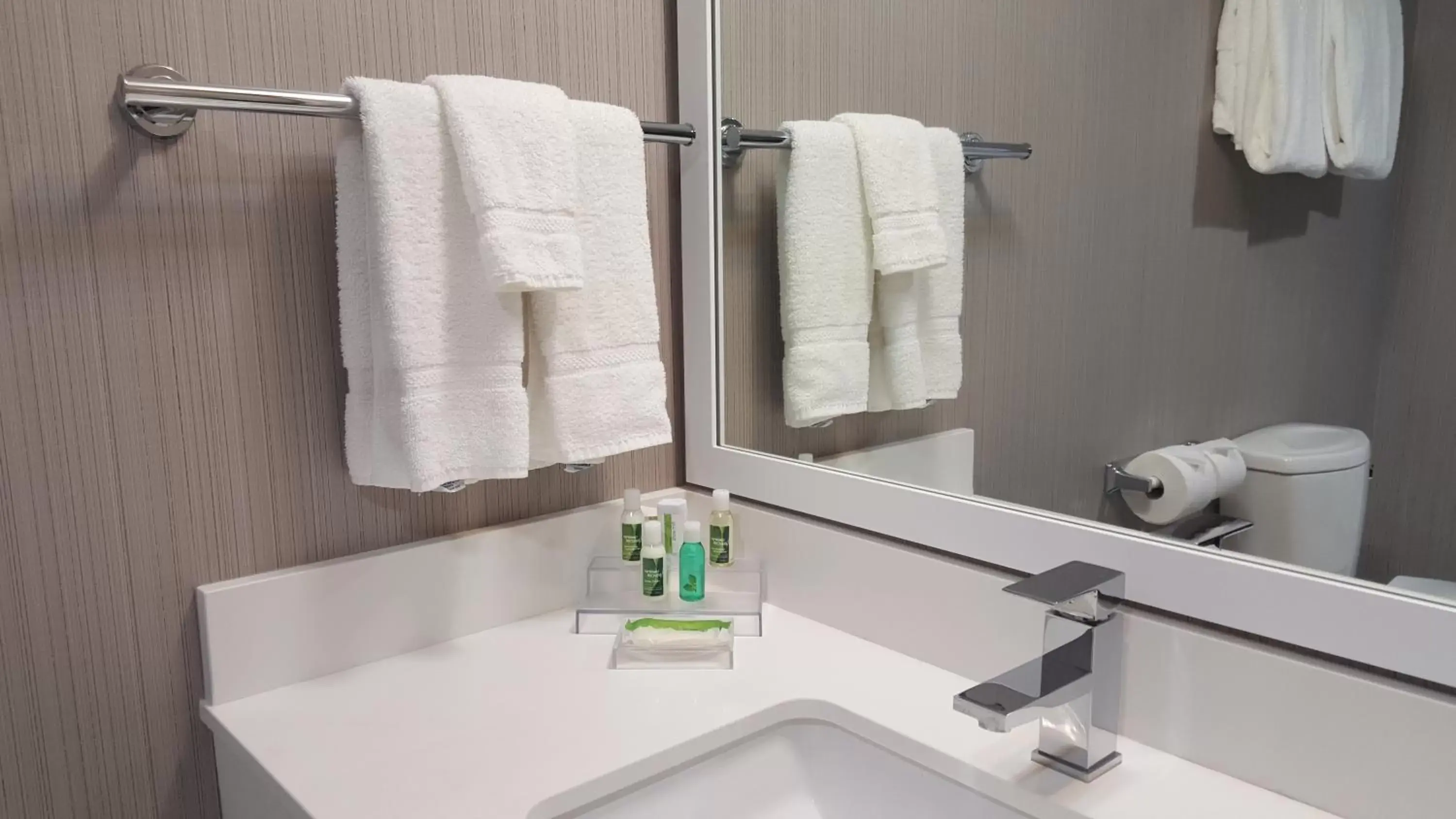 Studio Suite with Kitchenette, 1 Queen Bed - Non-Smoking/Not Pet-Friendly in Radisson Hotel & Conference Centre Edmonton Studio Suite with Kitchenette, 1 Queen Bed - Non-Smoking/Not Pet-Friendly in Radisson Hotel & Conference Centre Edmonton